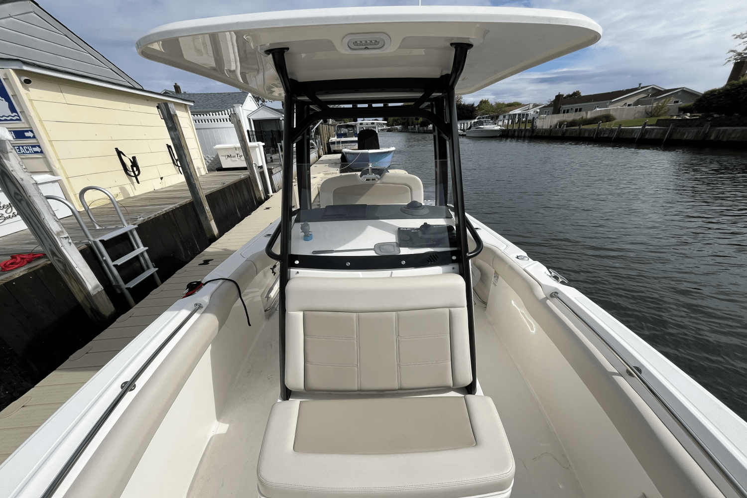 2021 Boston Whaler 230 OUTRAGE Image Thumbnail #1