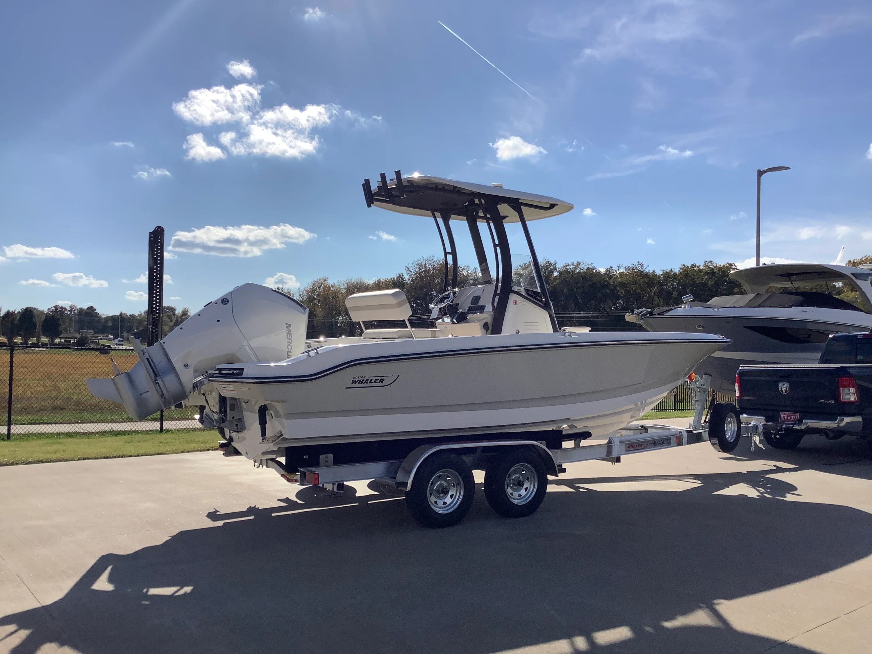 2026 Boston Whaler 220 Dauntless Image Thumbnail #3