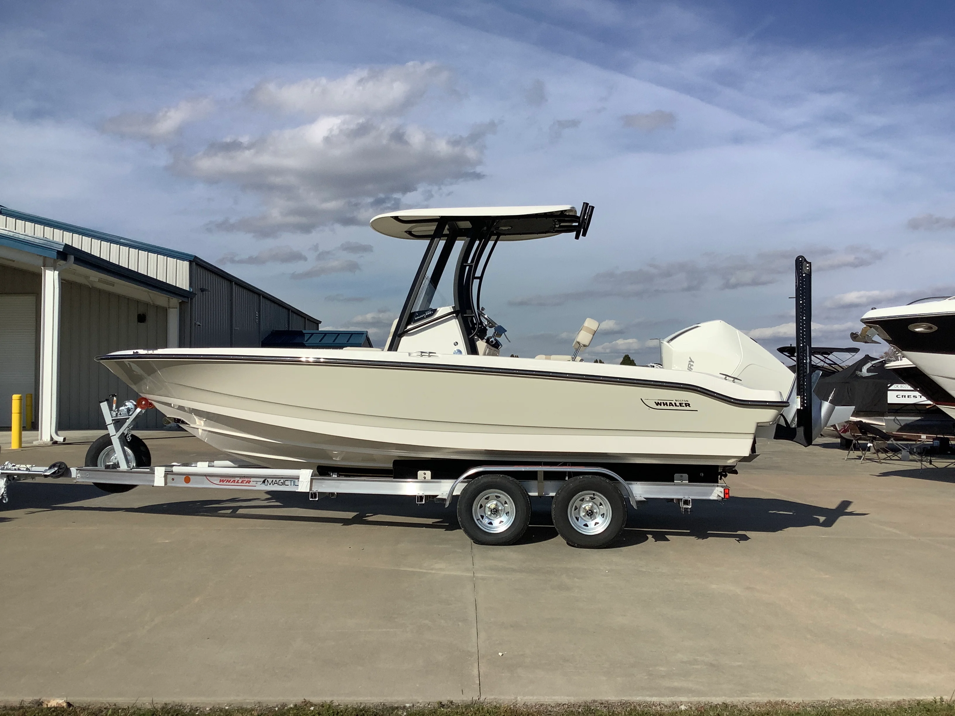 2026 Boston Whaler 220 Dauntless Image Thumbnail #1