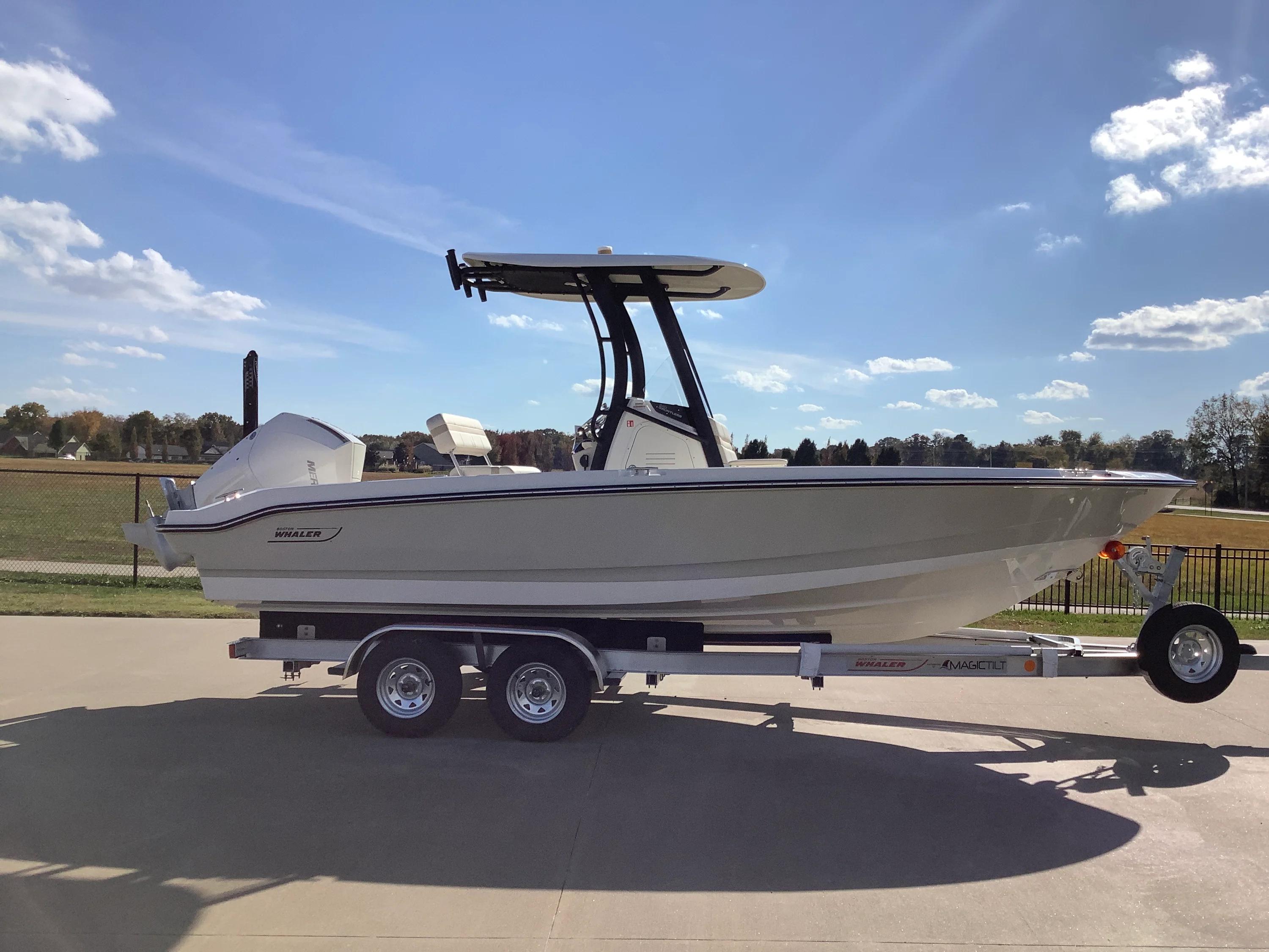 2026 Boston Whaler 220 Dauntless Image Thumbnail #4