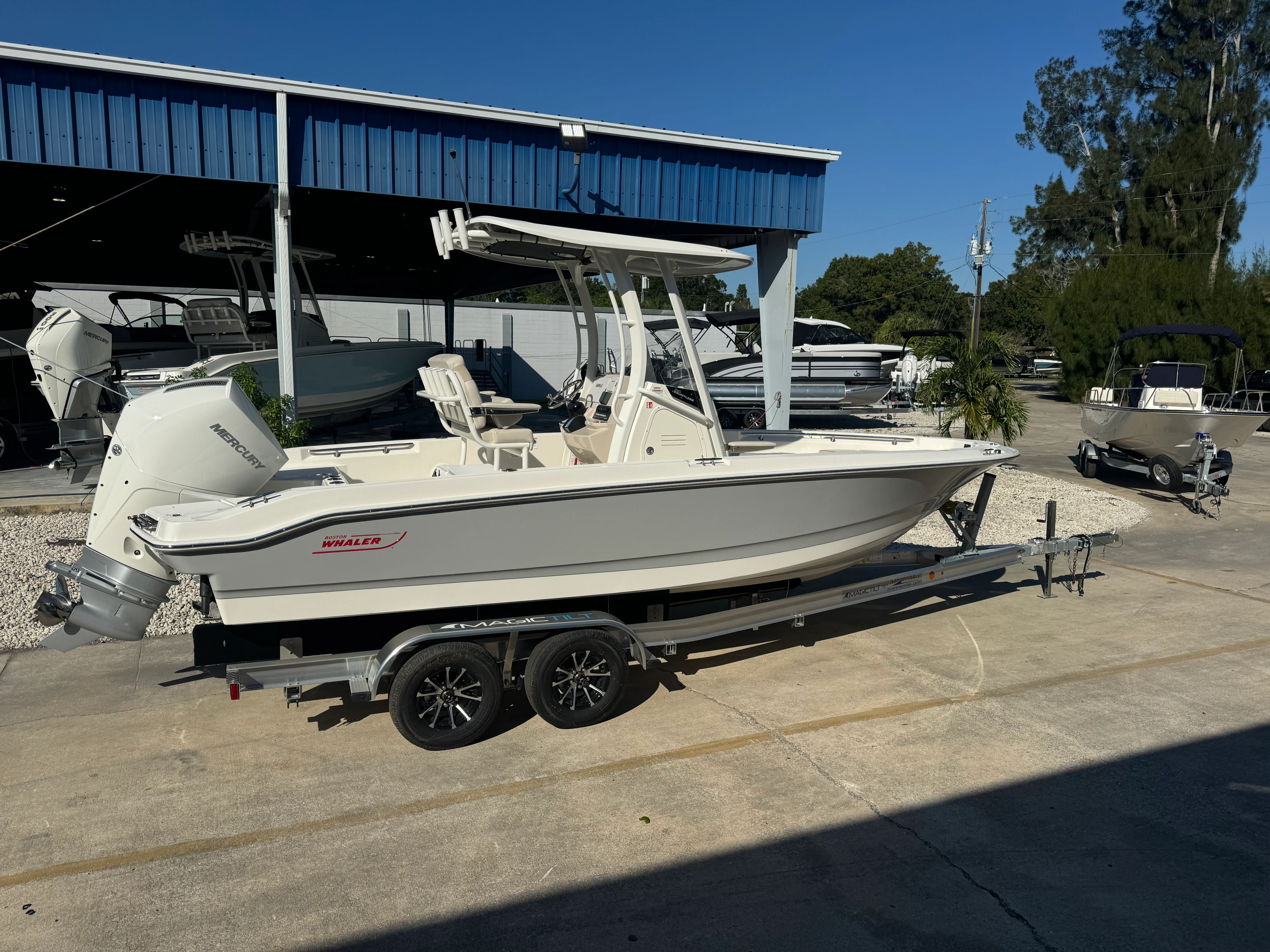 2026 Boston Whaler 220 Dauntless Image Thumbnail #1
