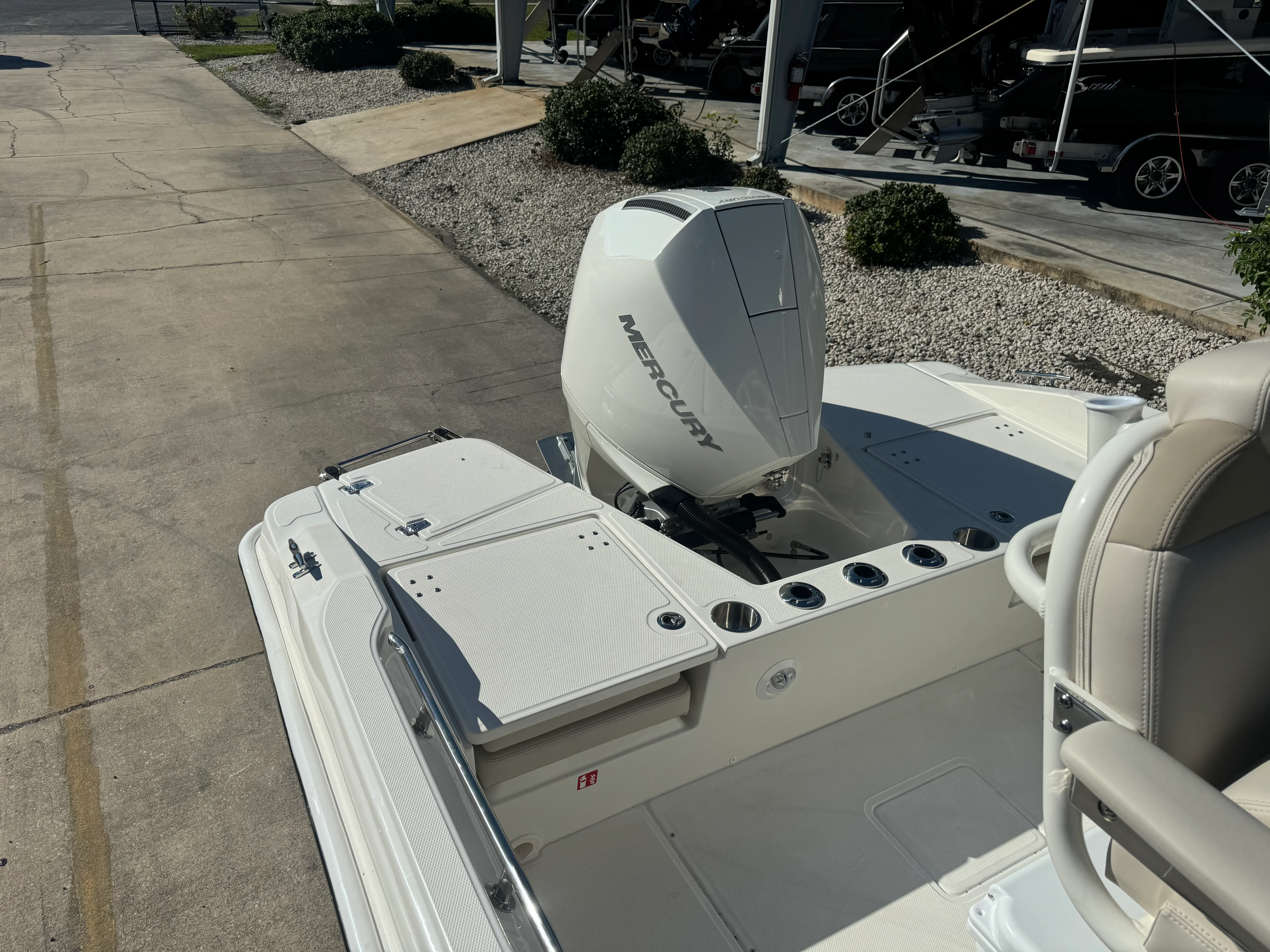 2026 Boston Whaler 220 Dauntless Image Thumbnail #3