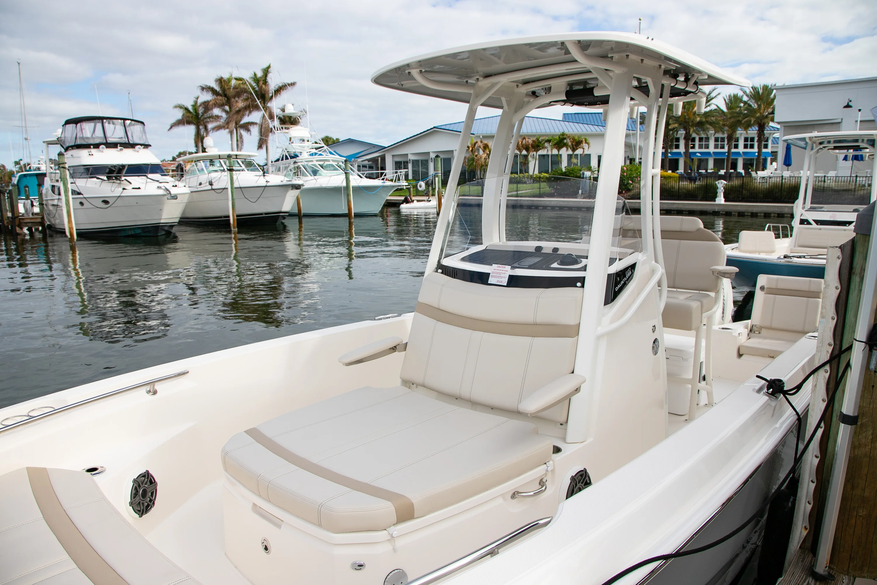 2026 Boston Whaler 220 Dauntless Image Thumbnail #3