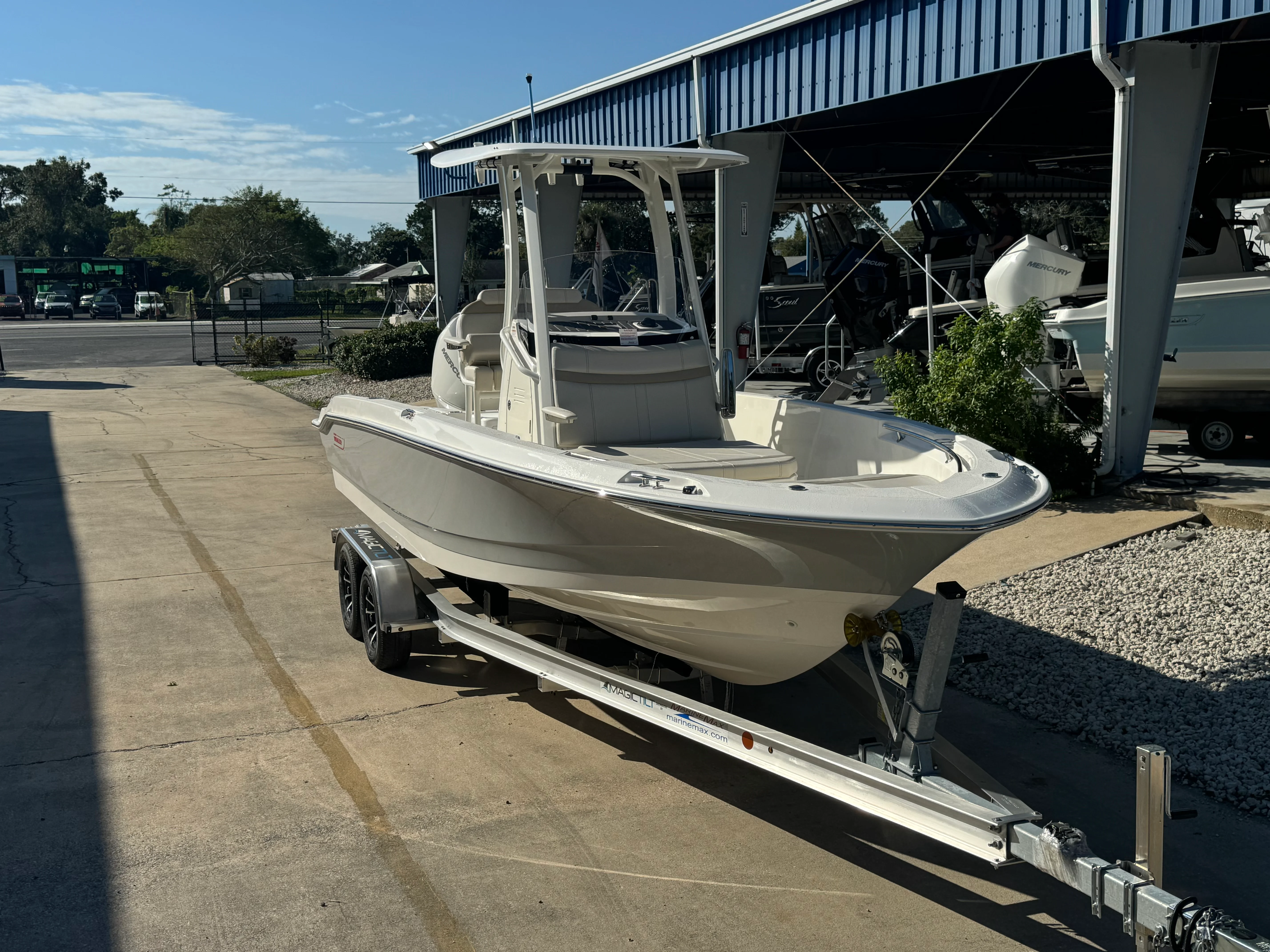 2026 Boston Whaler 220 Dauntless Image Thumbnail #2