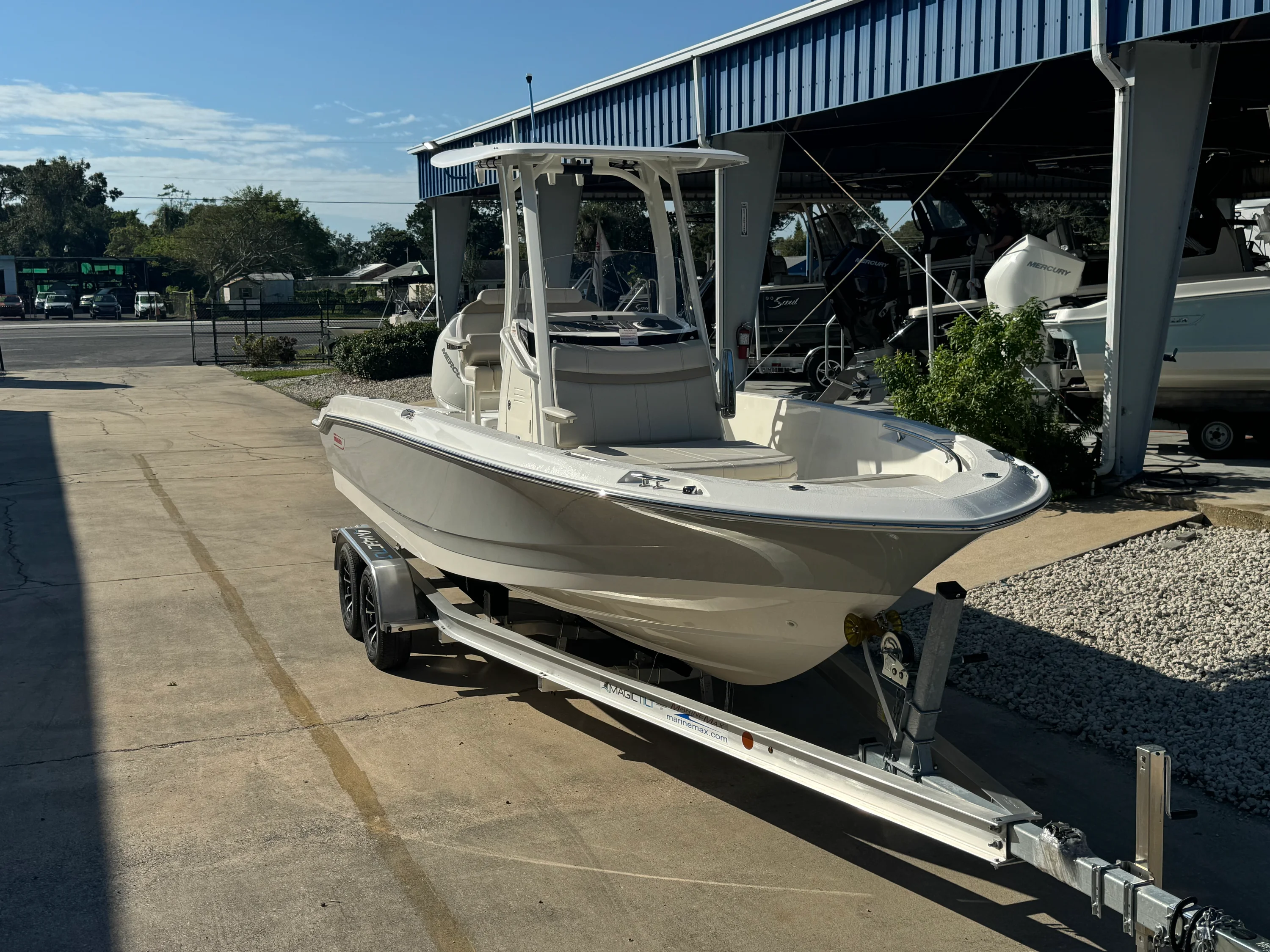 2026 Boston Whaler 220 Dauntless Image Thumbnail #3