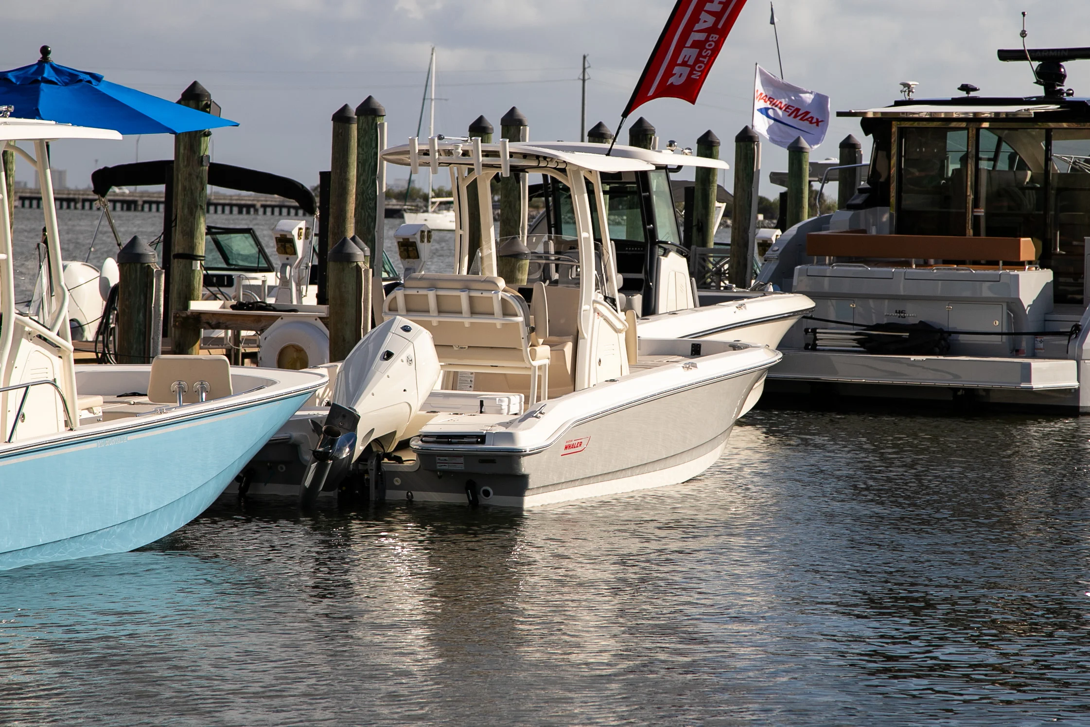 2026 Boston Whaler 220 Dauntless Image Thumbnail #1