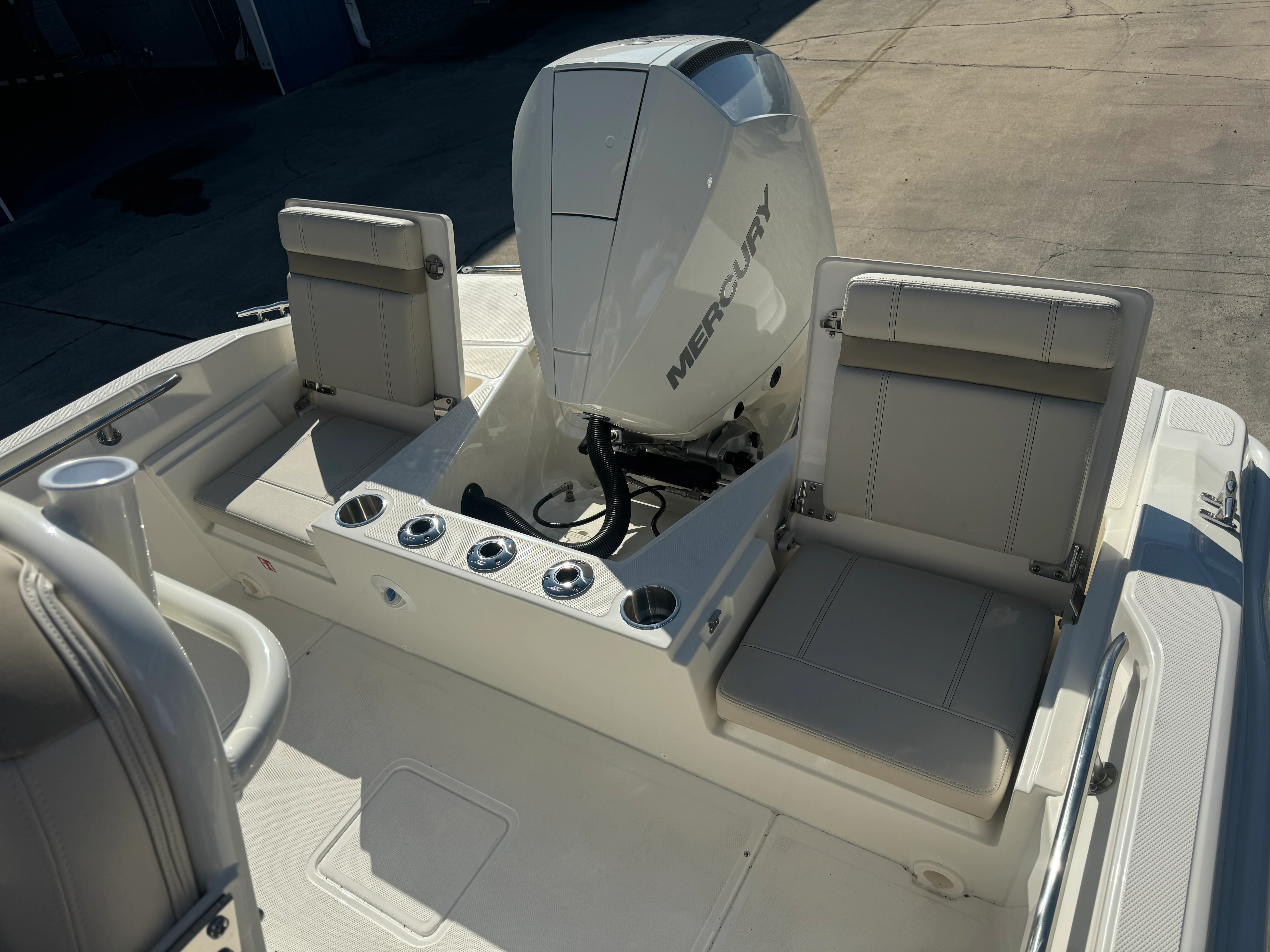 2026 Boston Whaler 220 Dauntless Image Thumbnail #4