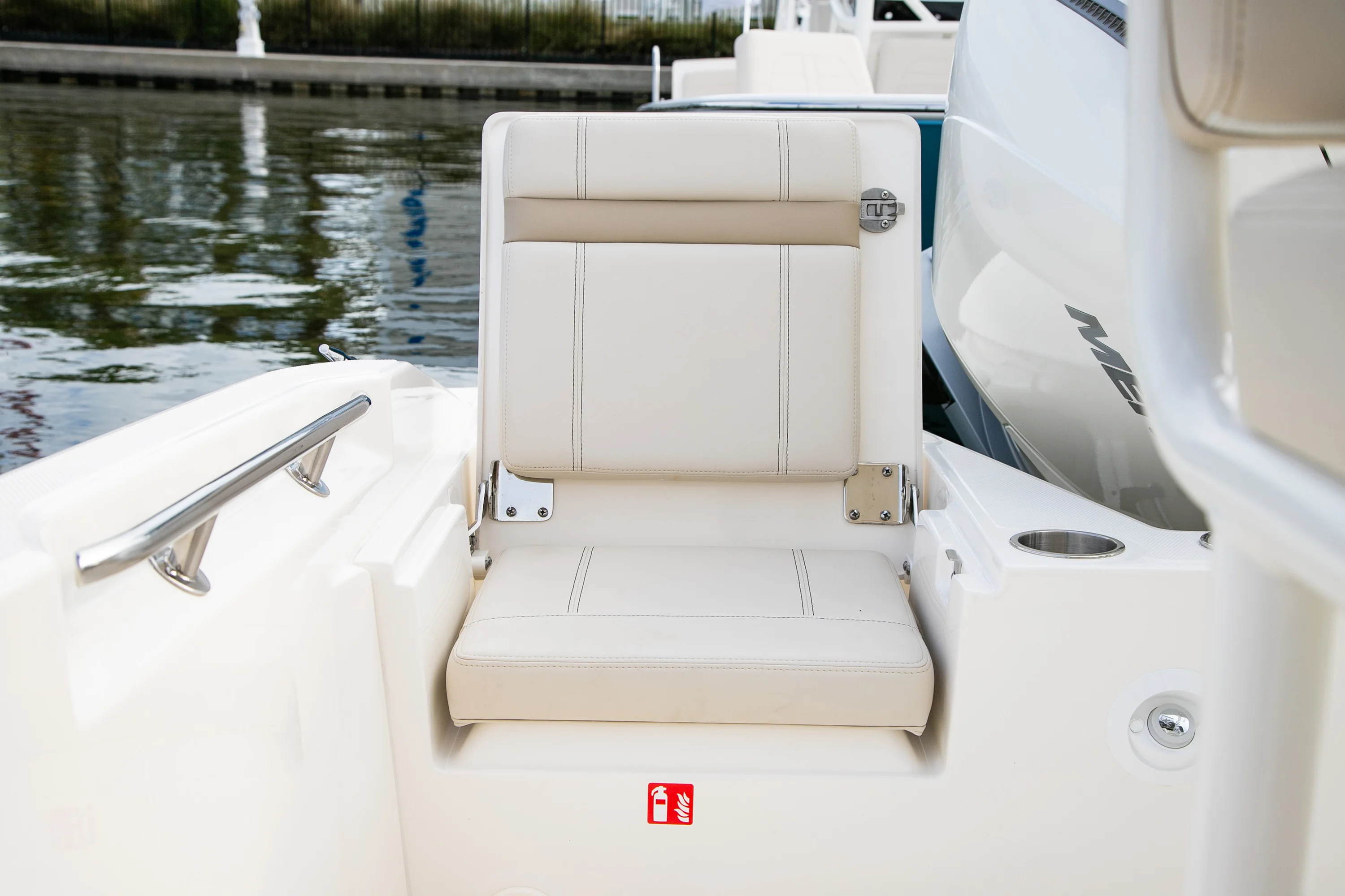 2026 Boston Whaler 220 Dauntless Image Thumbnail #11
