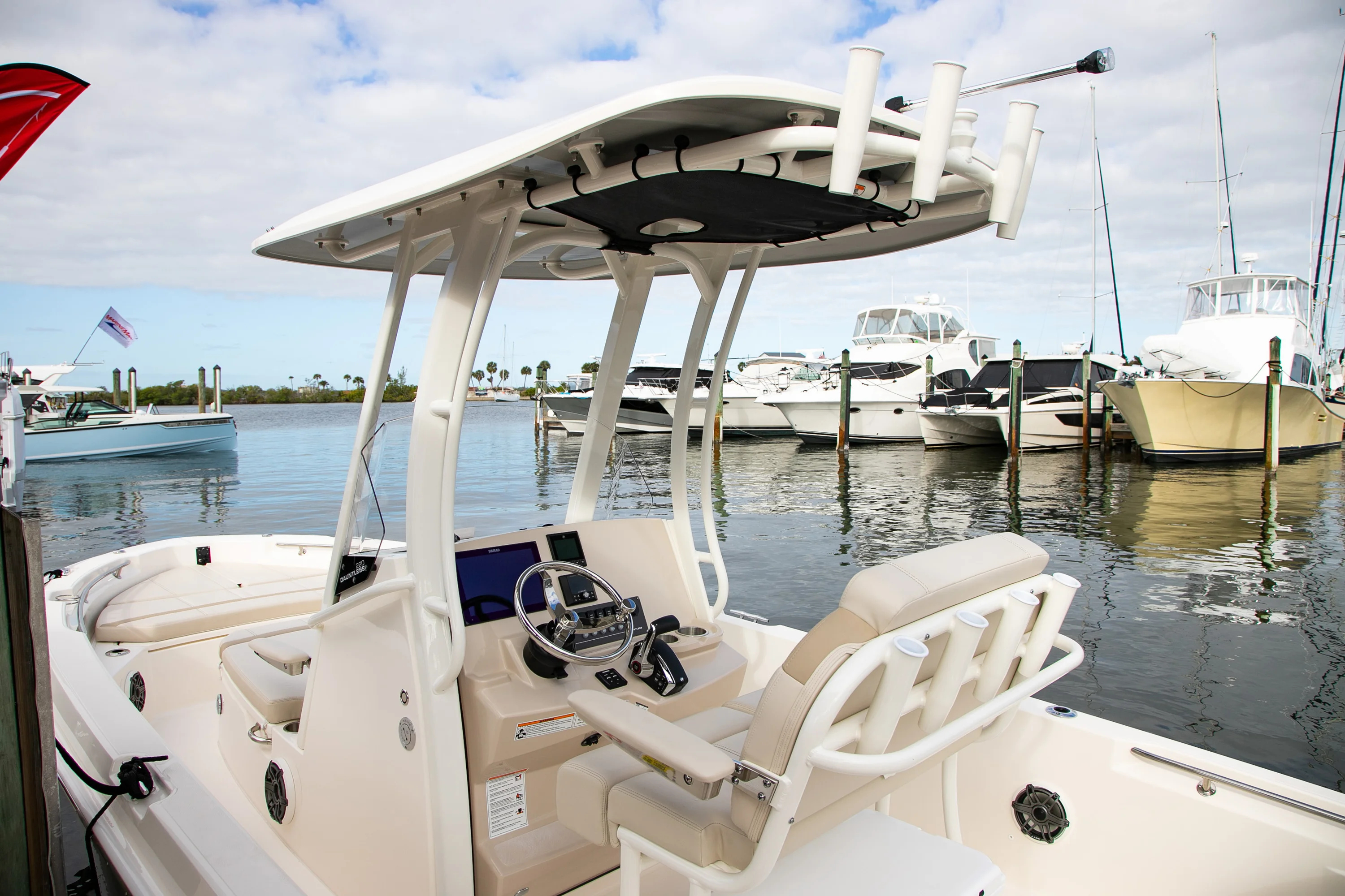 2026 Boston Whaler 220 Dauntless Image Thumbnail #5
