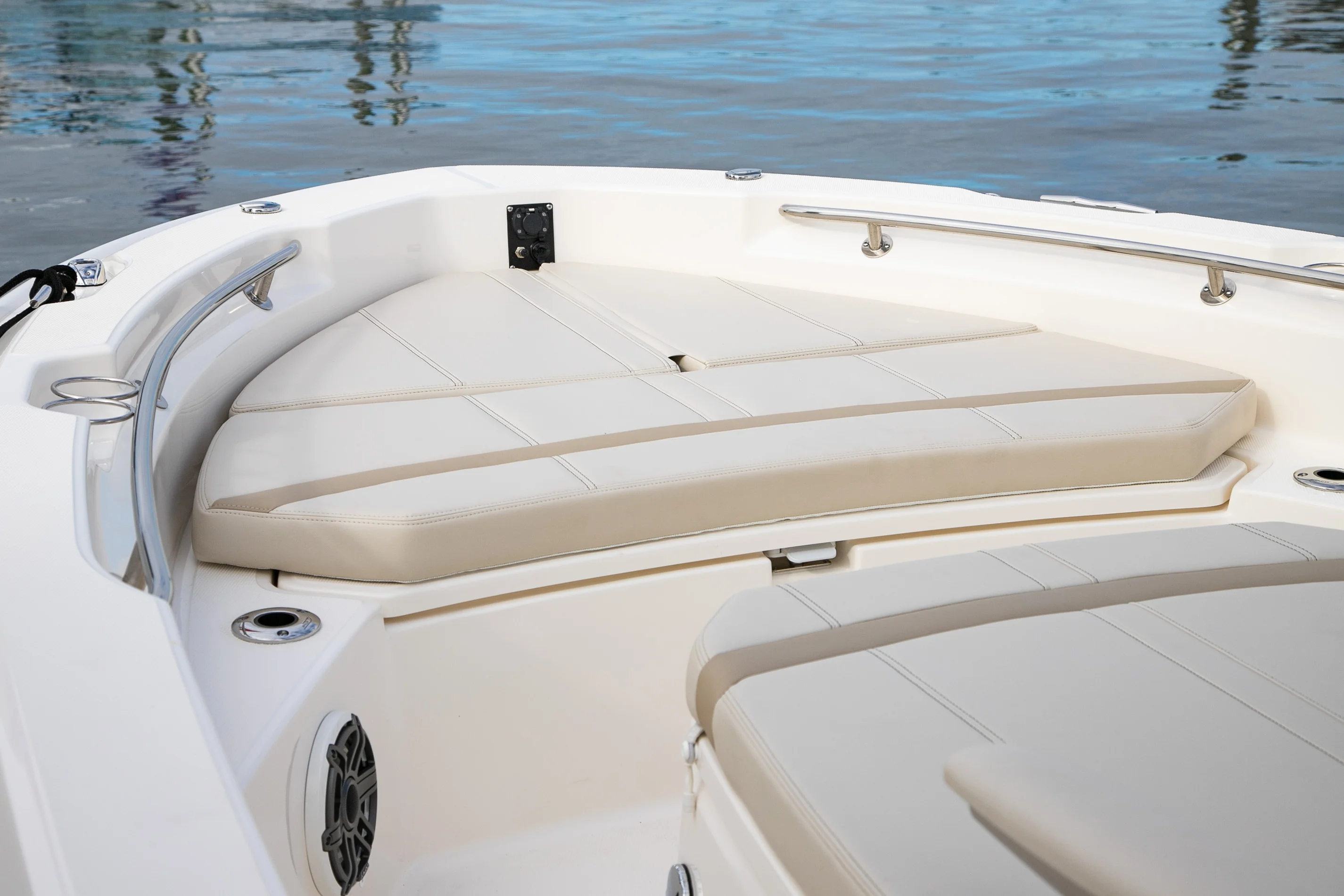 2026 Boston Whaler 220 Dauntless Image Thumbnail #9