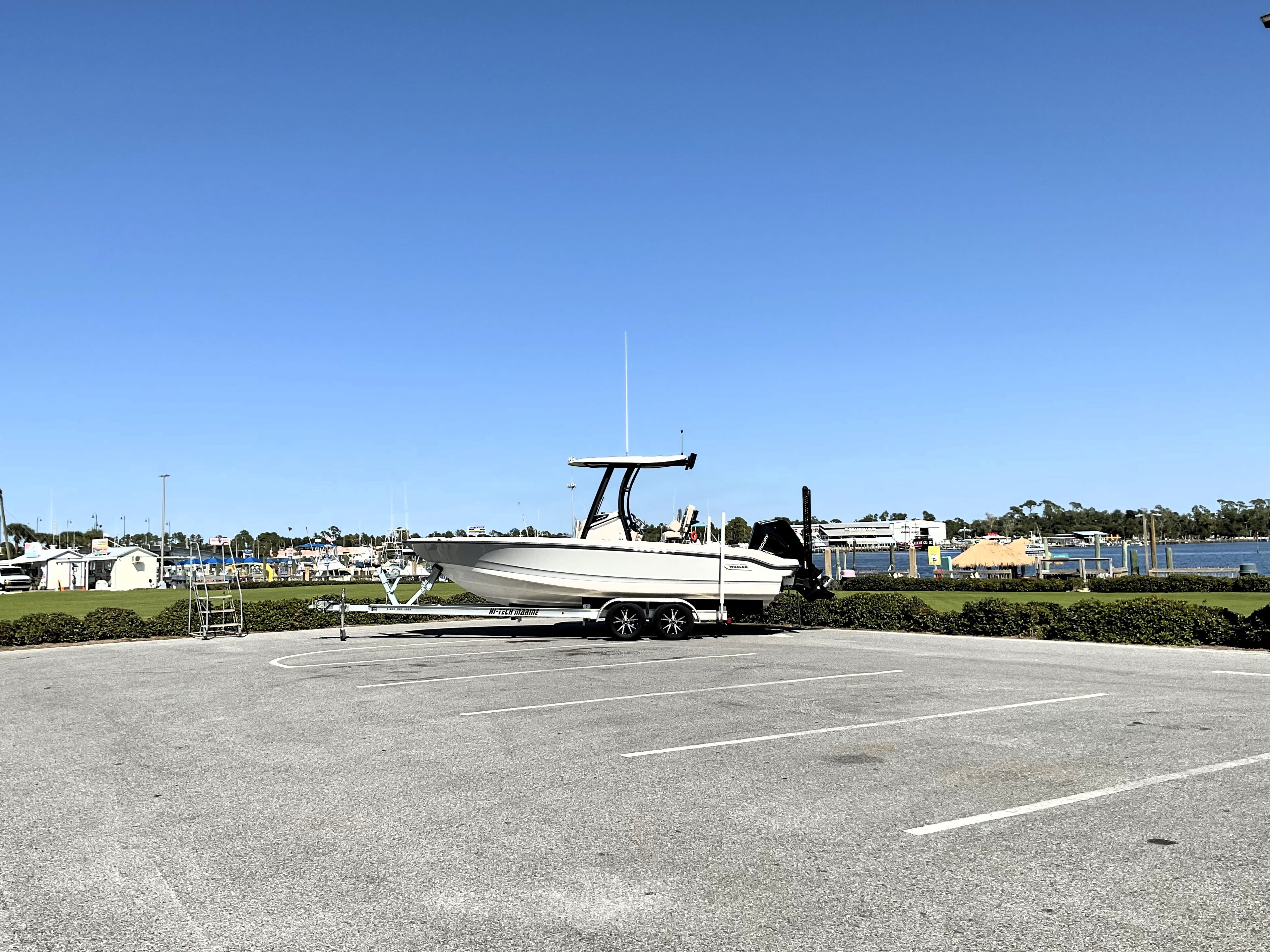 2026 Boston Whaler 220 Dauntless Image Thumbnail #2