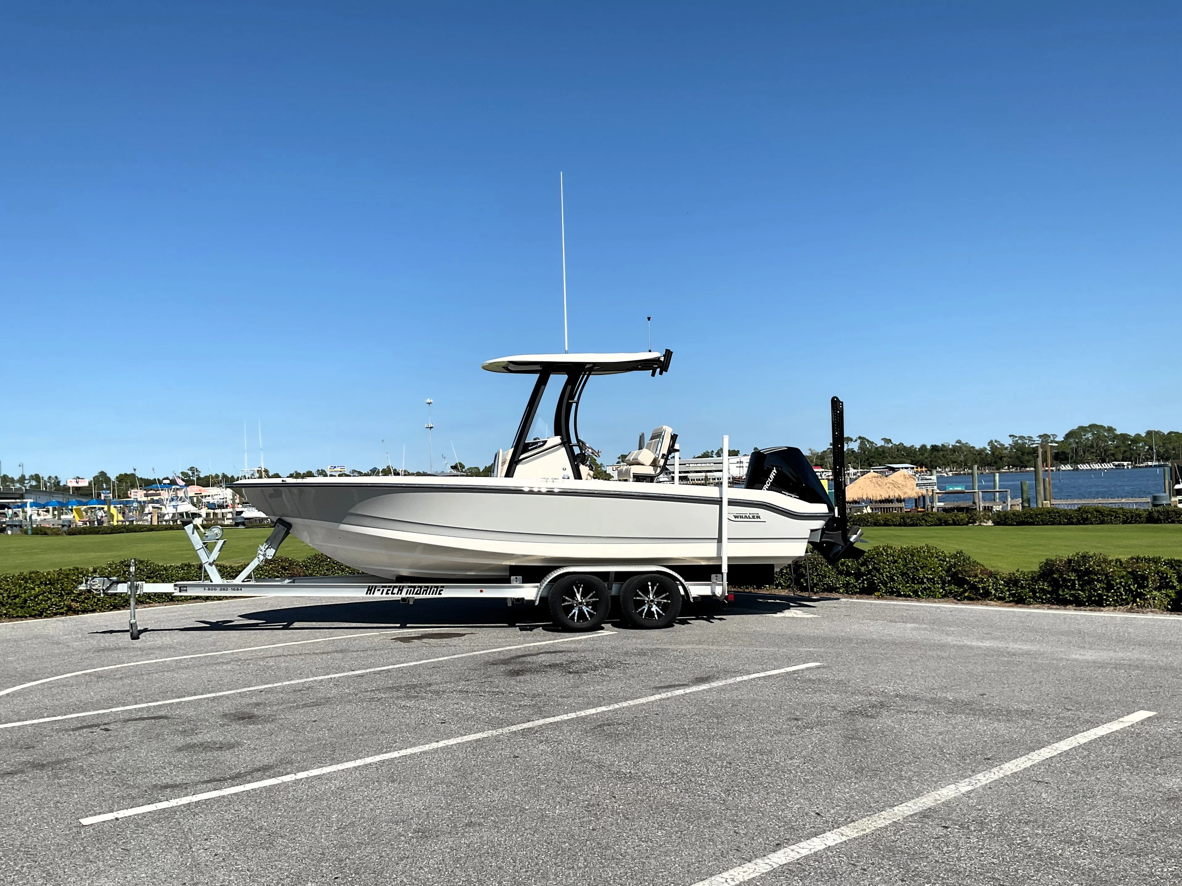 2026 Boston Whaler 220 Dauntless Image Thumbnail #1