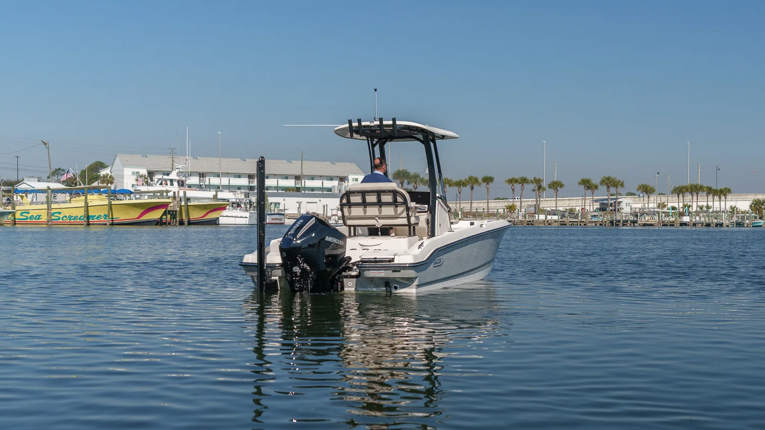 2026 Boston Whaler 220 Dauntless Image Thumbnail #3