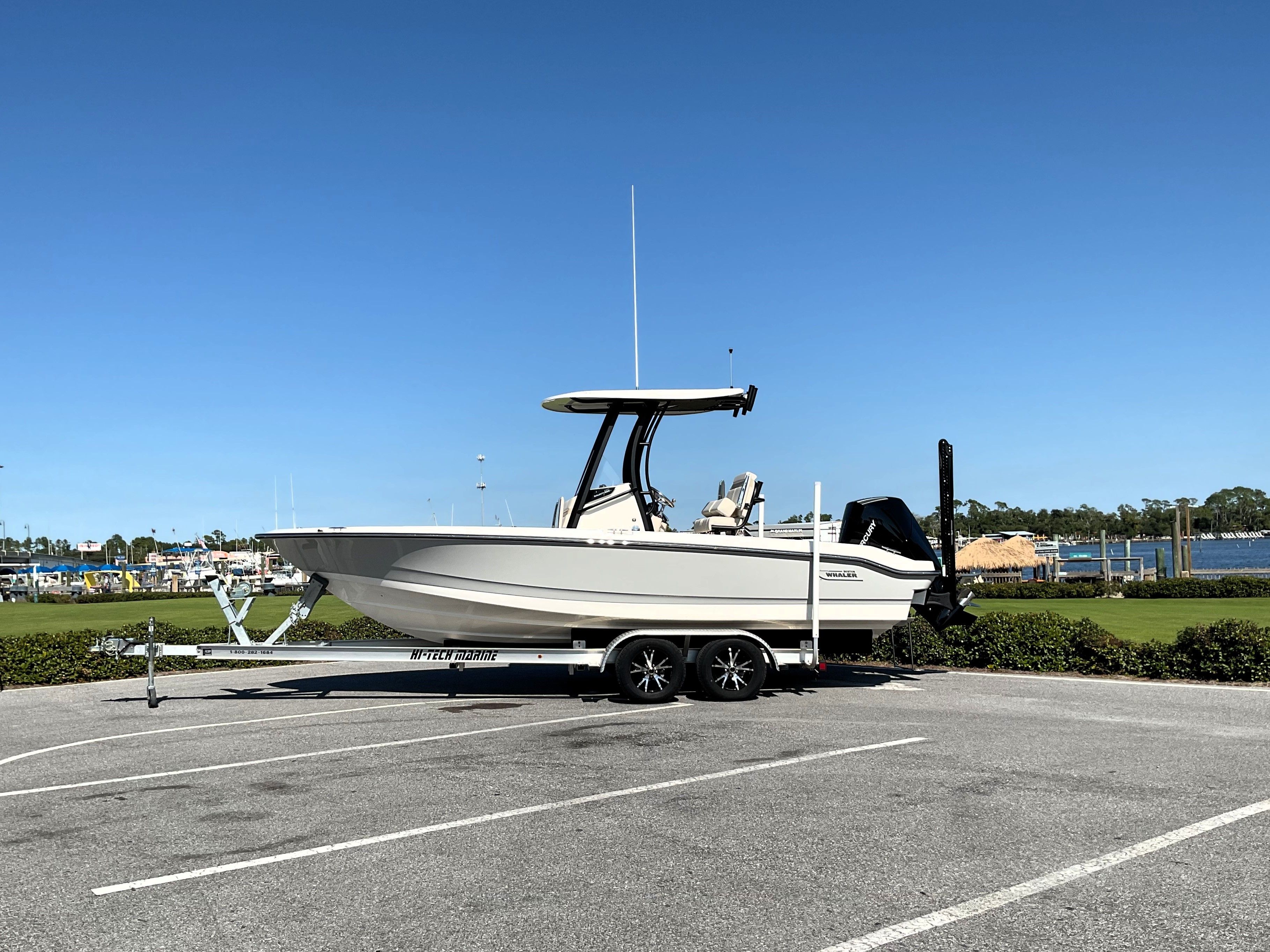 2026 Boston Whaler 220 Dauntless Image Thumbnail #0