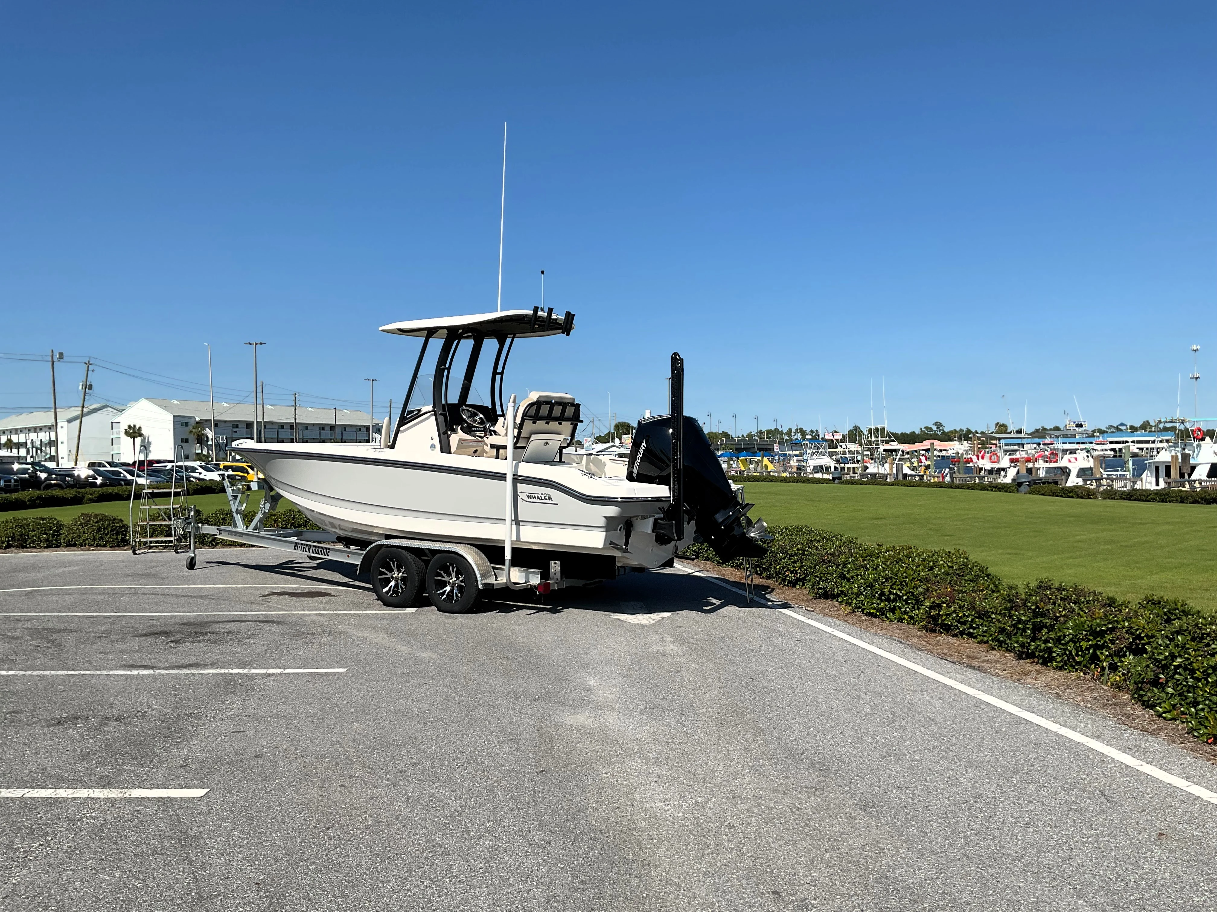 2026 Boston Whaler 220 Dauntless Image Thumbnail #5