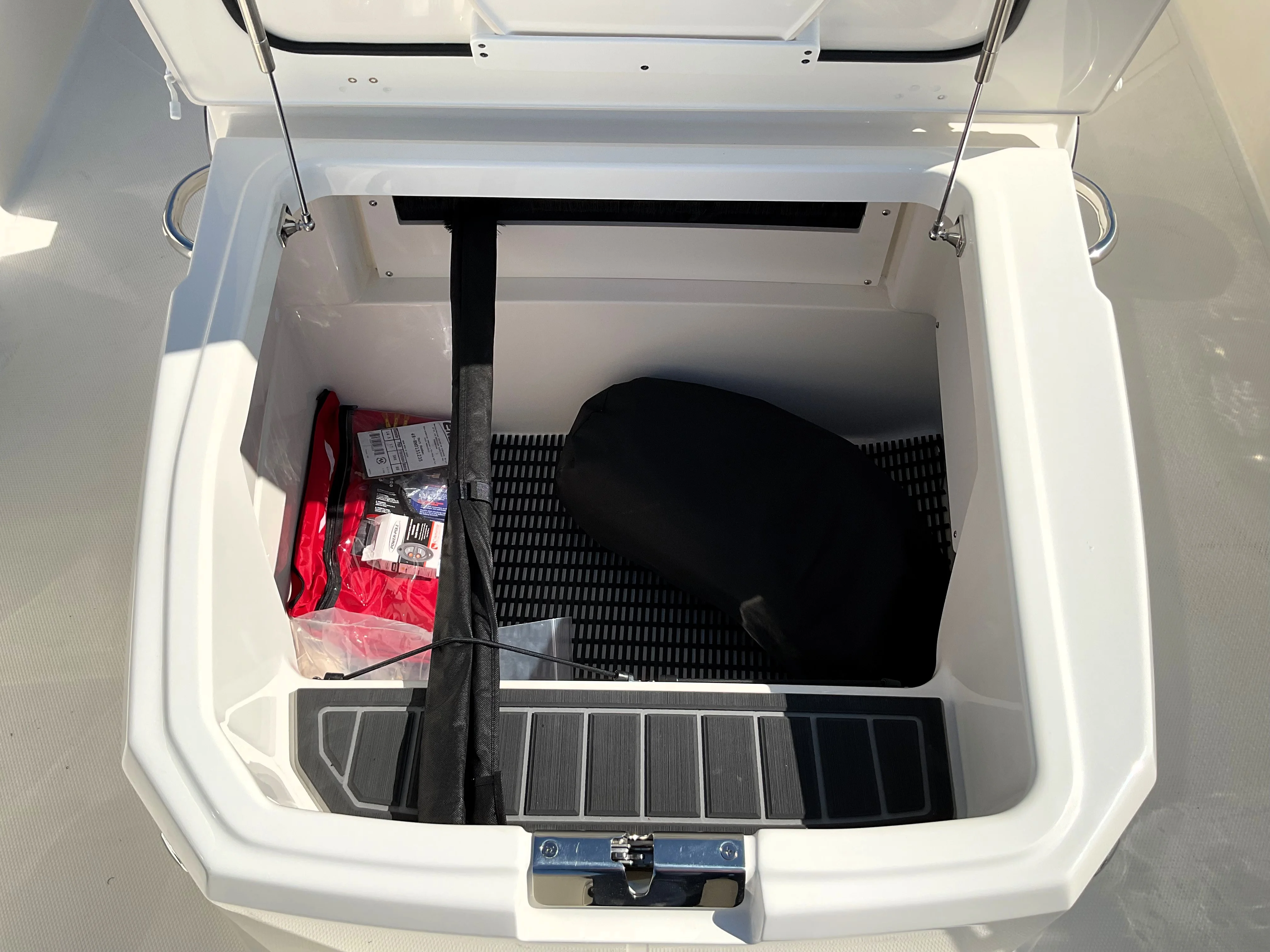 2026 Boston Whaler 220 Dauntless Image Thumbnail #36