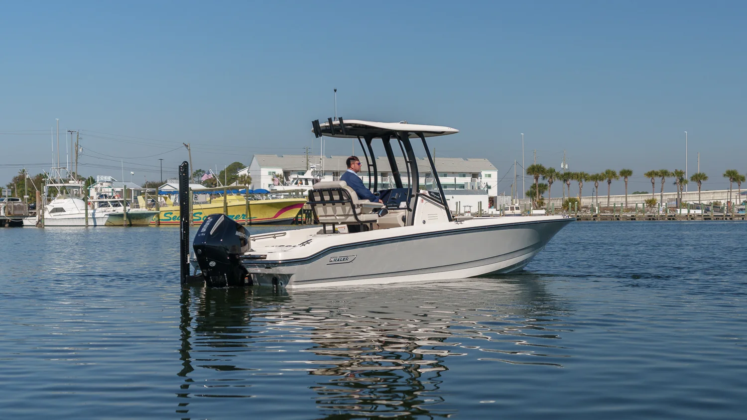 2026 Boston Whaler 220 Dauntless Image Thumbnail #4