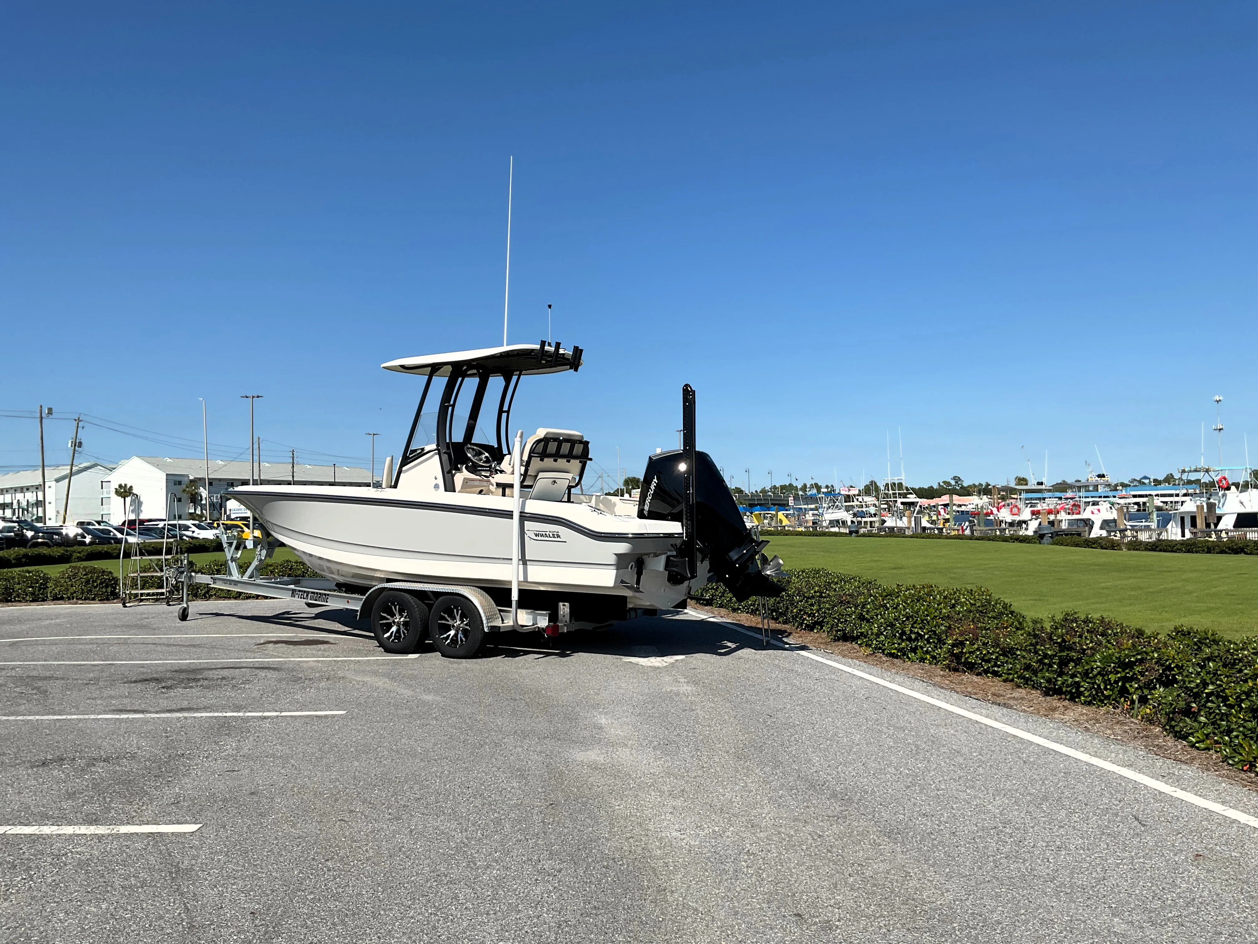 2026 Boston Whaler 220 Dauntless Image Thumbnail #3