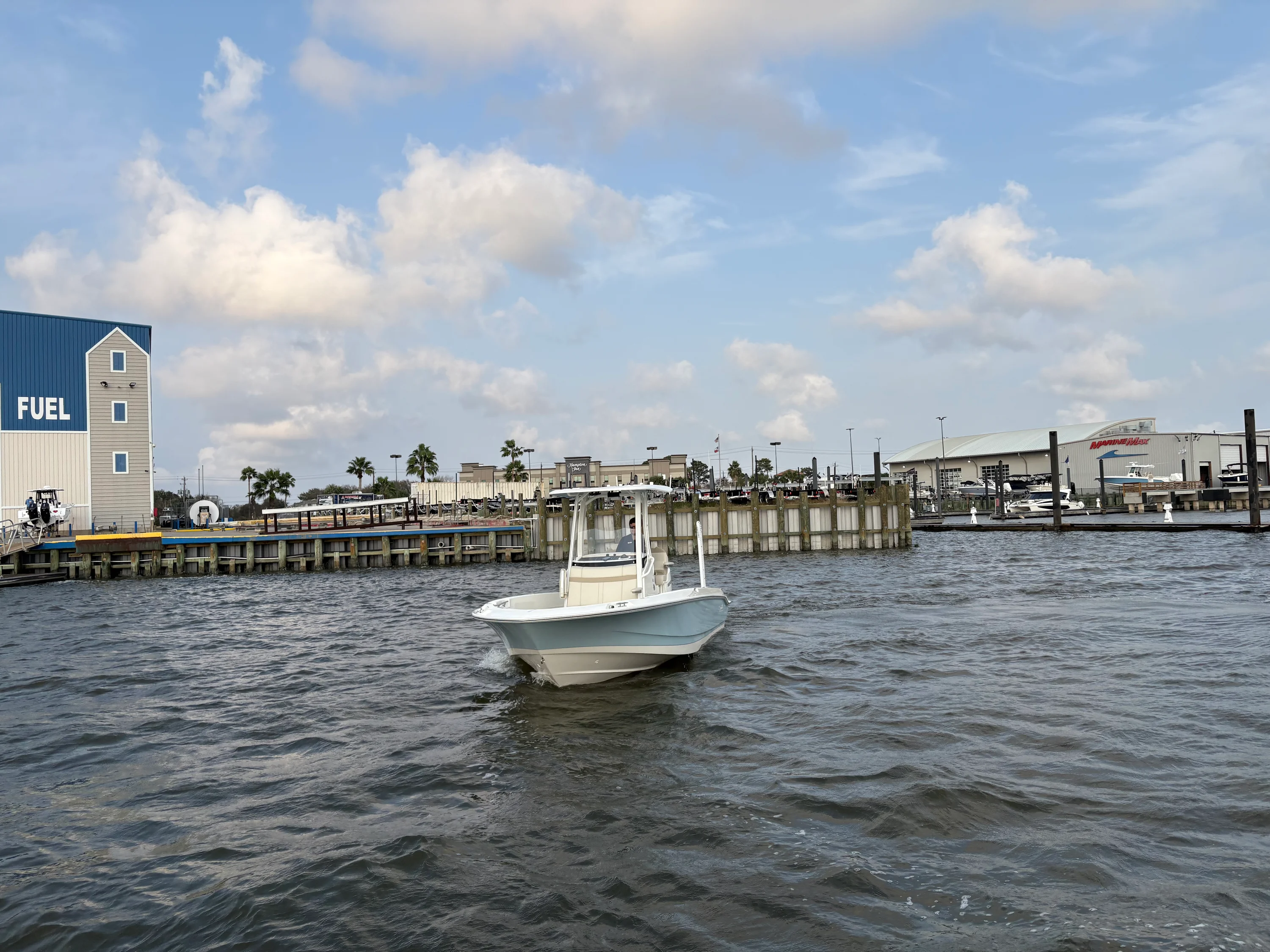 2026 Boston Whaler 220 Dauntless Image Thumbnail #2