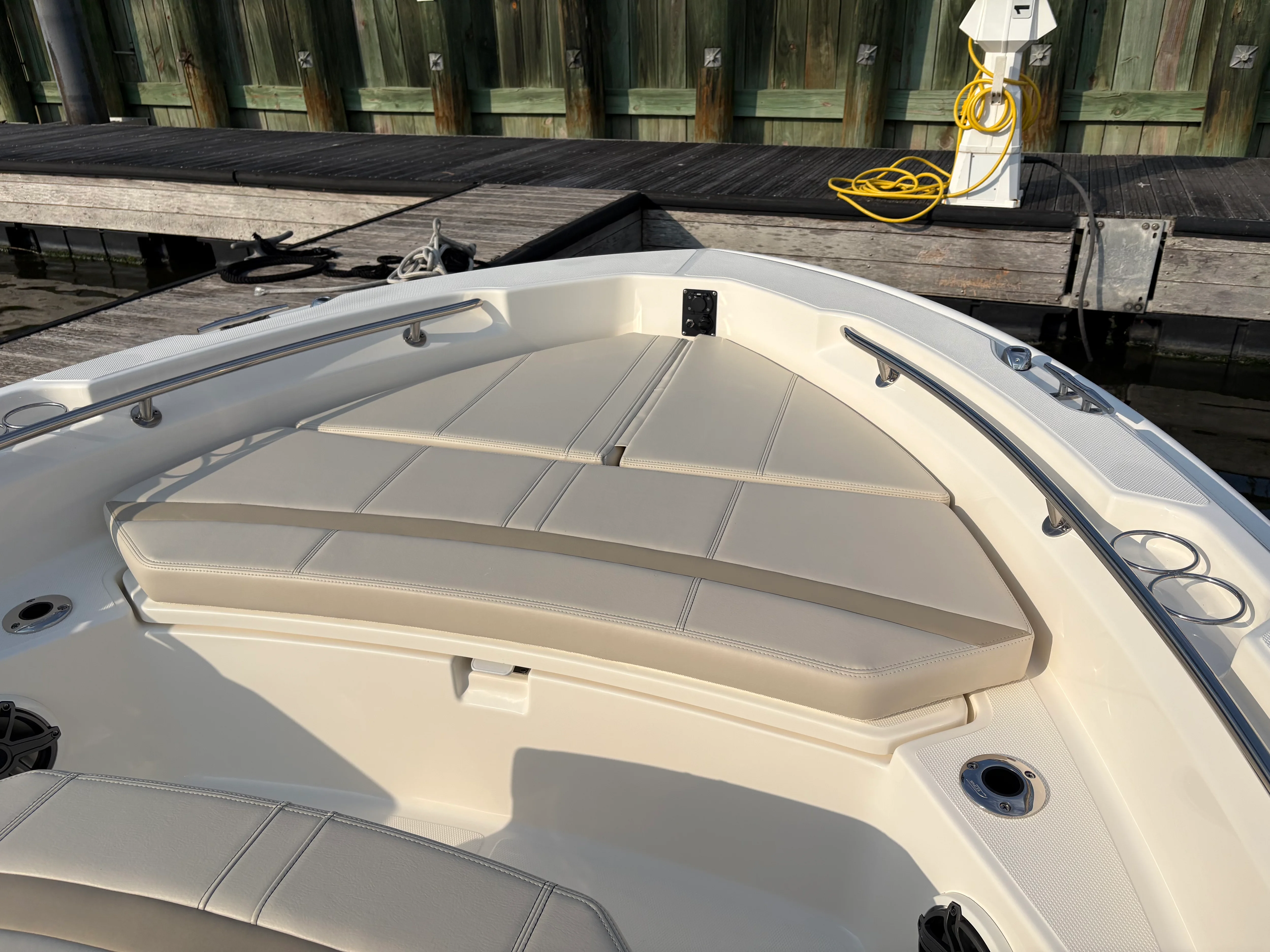 2026 Boston Whaler 220 Dauntless Image Thumbnail #10