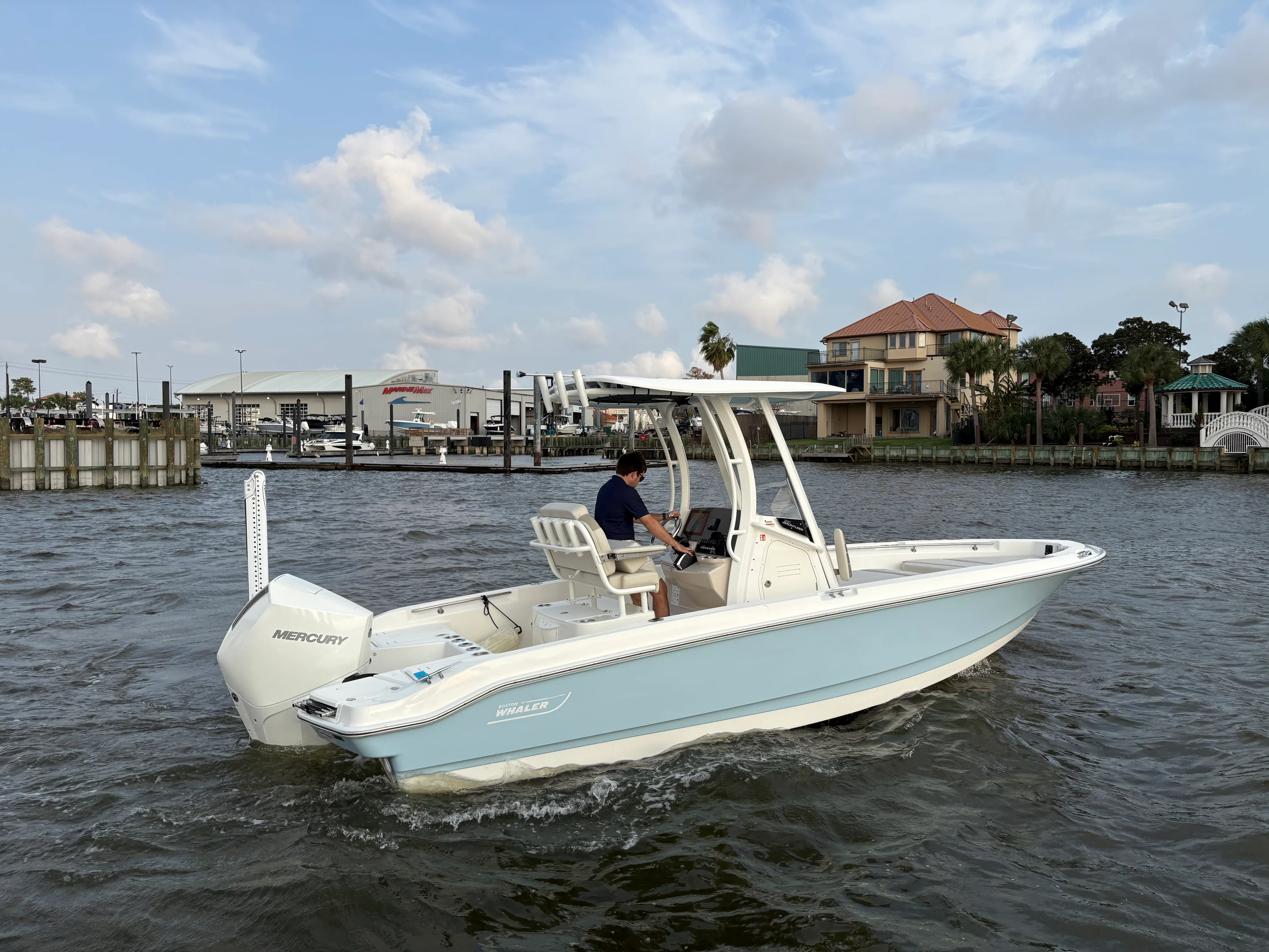 2026 Boston Whaler 220 Dauntless Image Thumbnail #1
