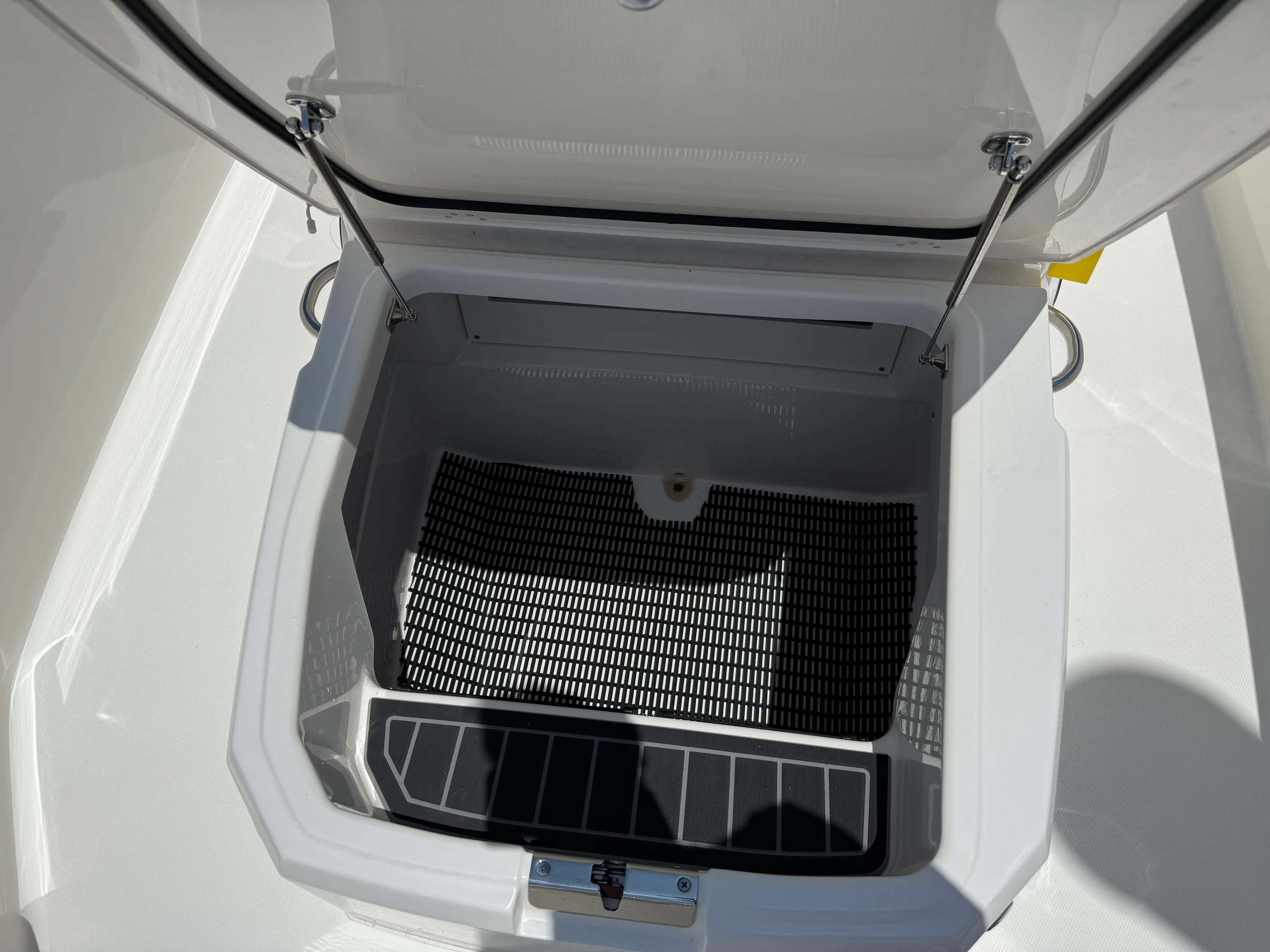 2026 Boston Whaler 220 Dauntless Image Thumbnail #13