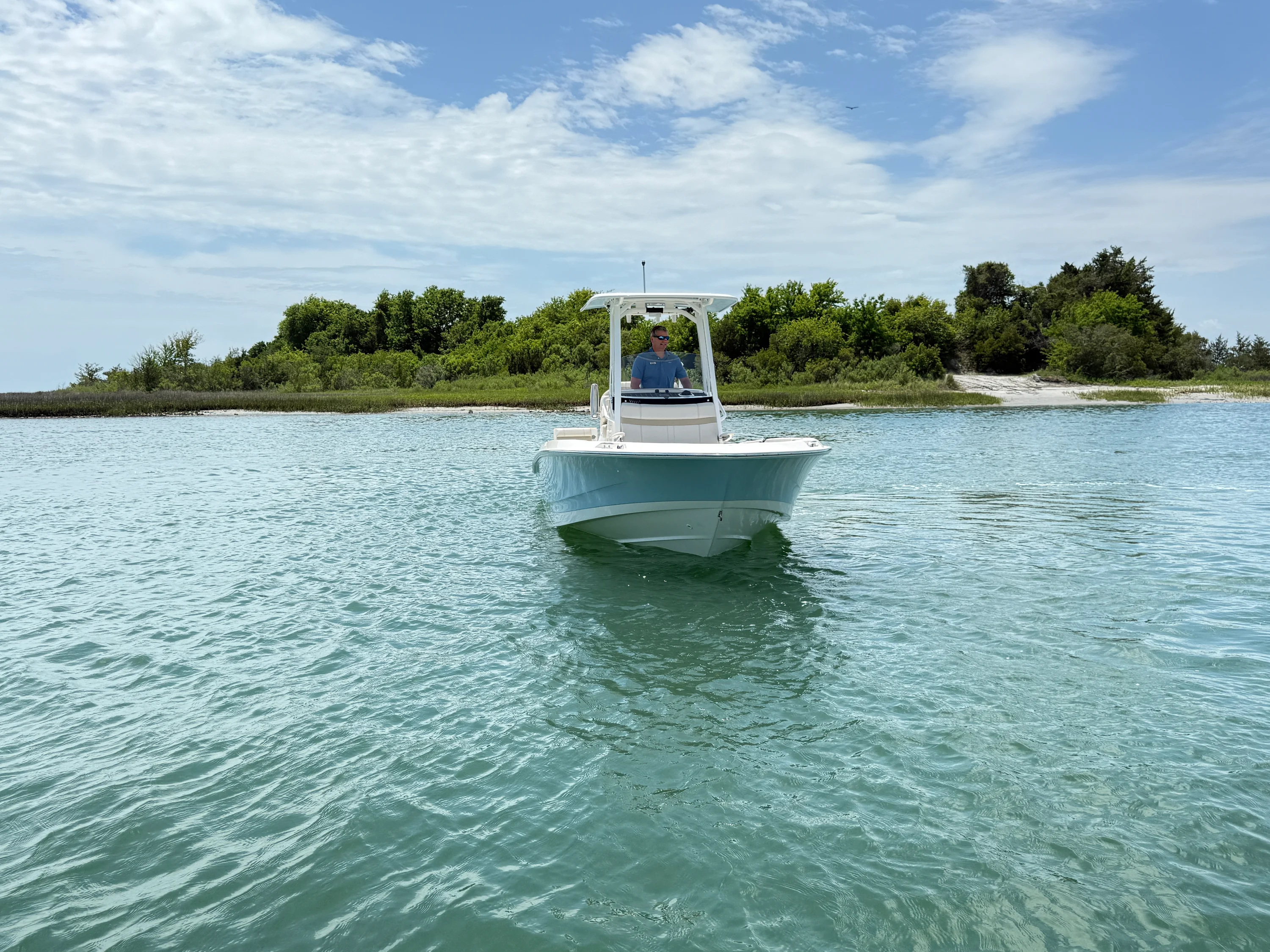 2026 Boston Whaler 220 Dauntless Image Thumbnail #2