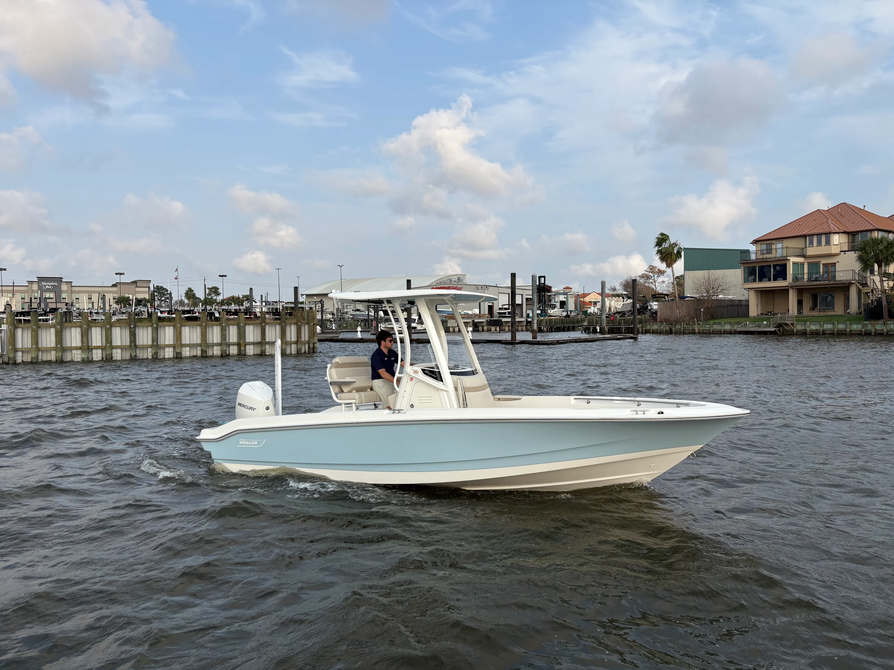 2026 Boston Whaler 220 Dauntless Image Thumbnail #0
