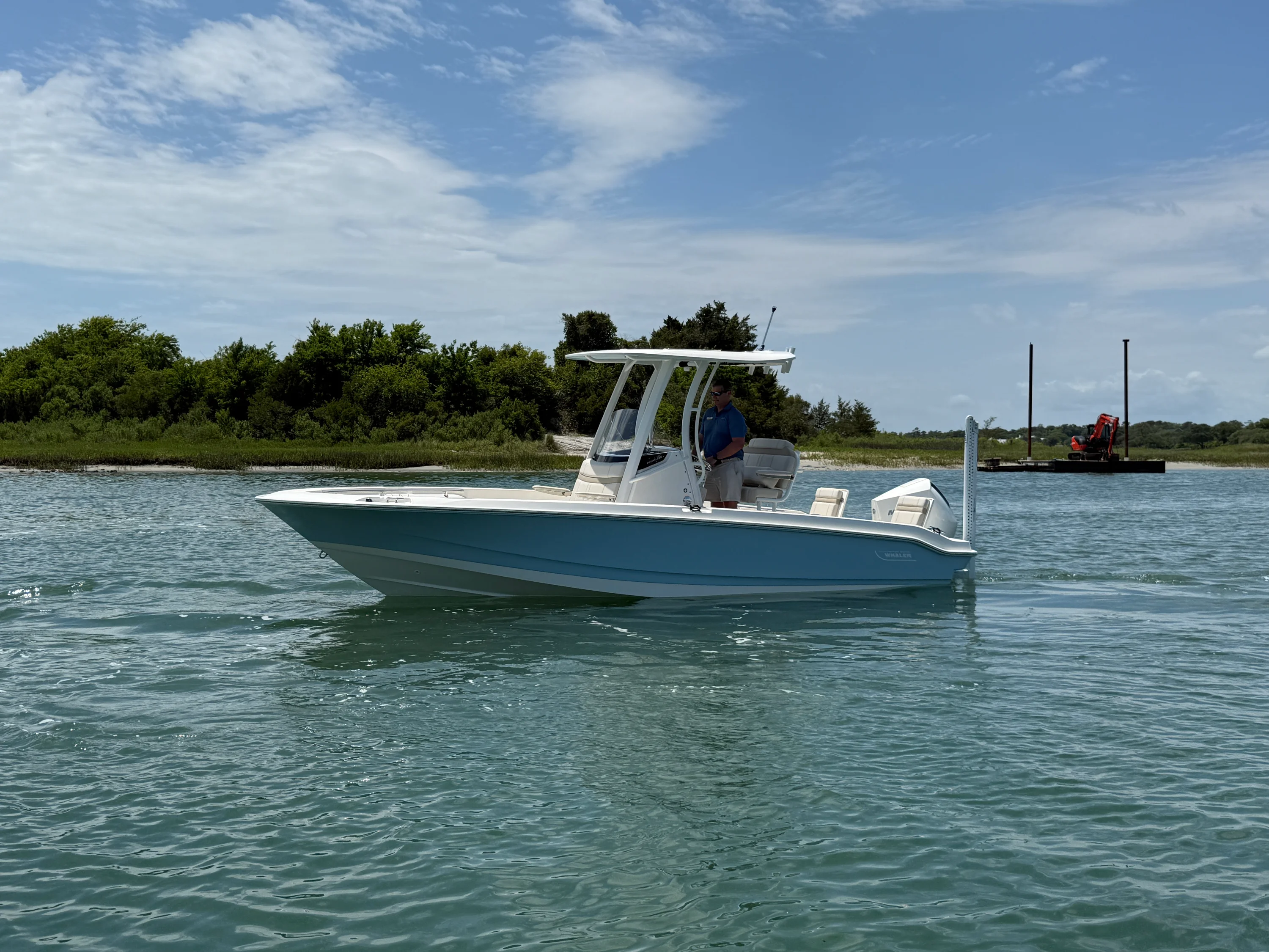 2026 Boston Whaler 220 Dauntless Image Thumbnail #4