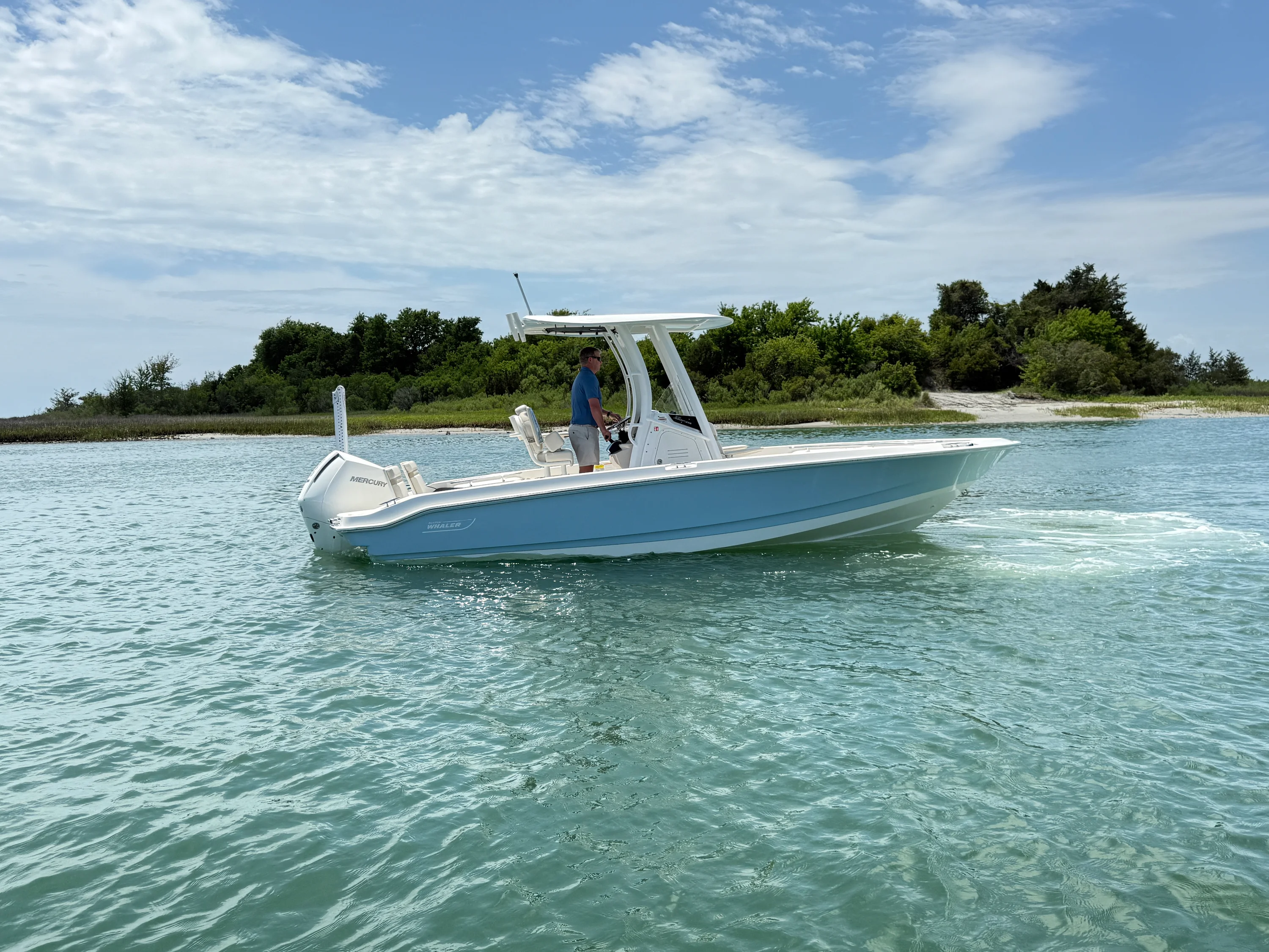 2026 Boston Whaler 220 Dauntless Image Thumbnail #0