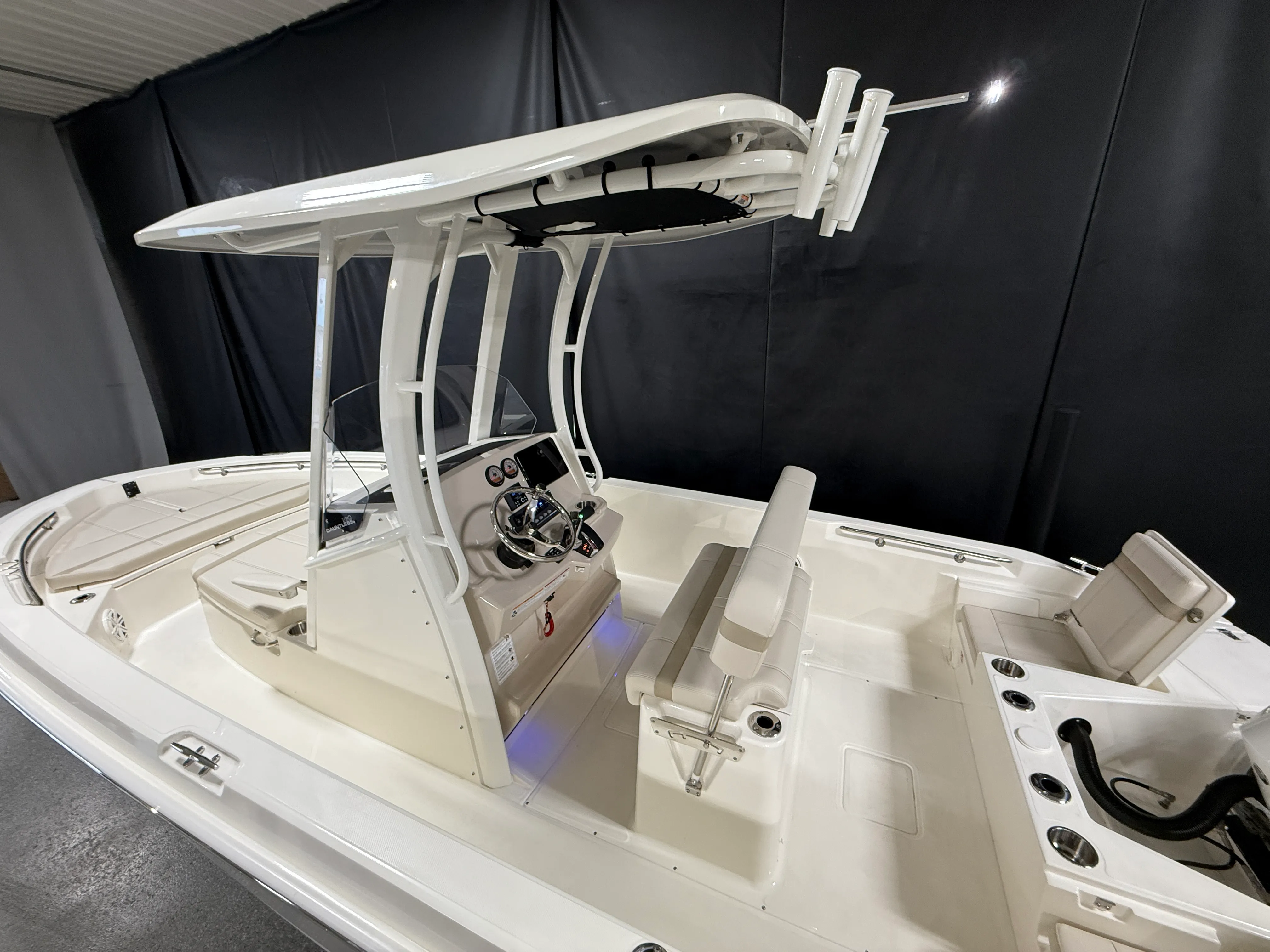 2026 Boston Whaler 220 Dauntless Image Thumbnail #9