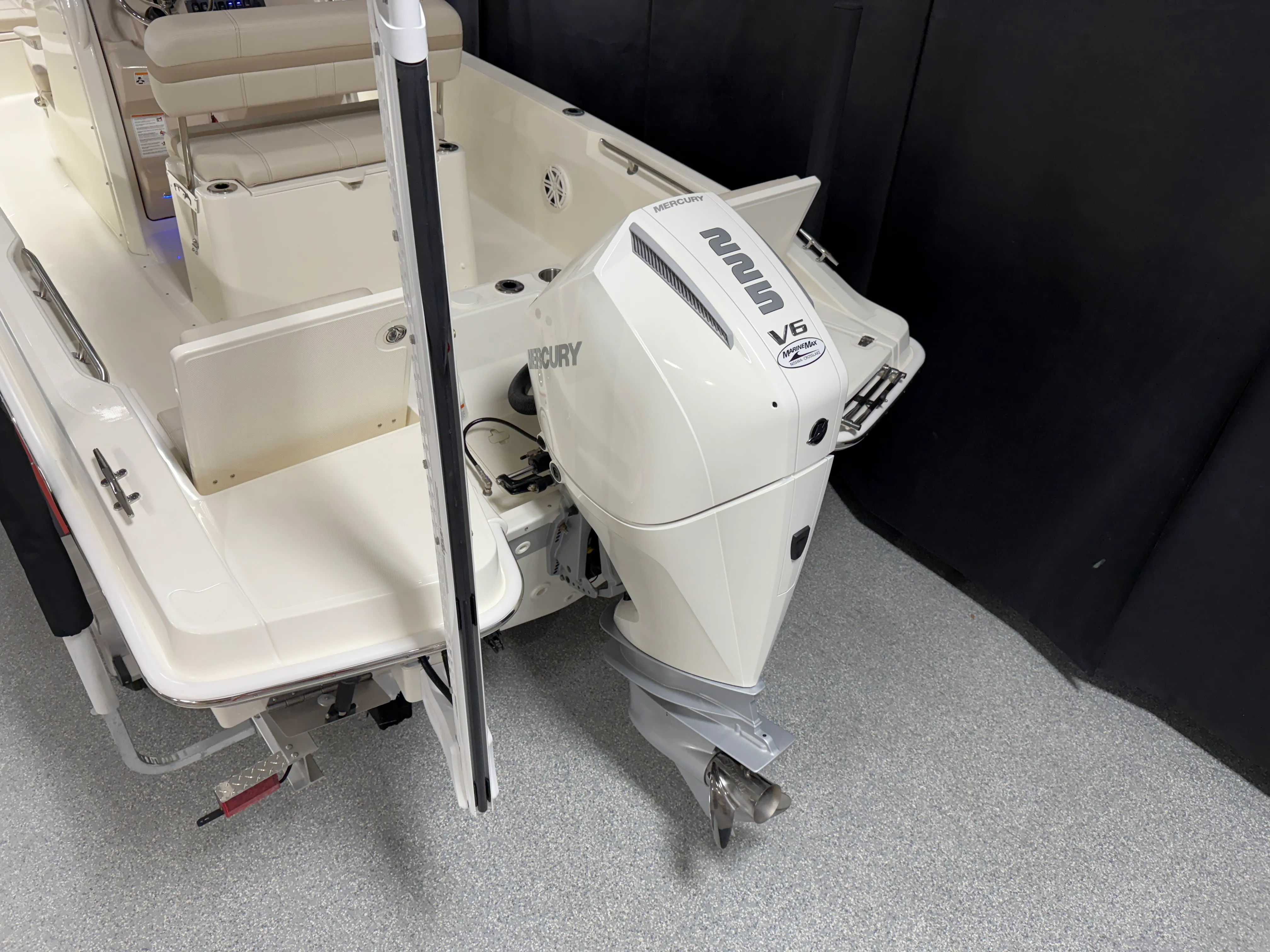 2026 Boston Whaler 220 Dauntless Image Thumbnail #5