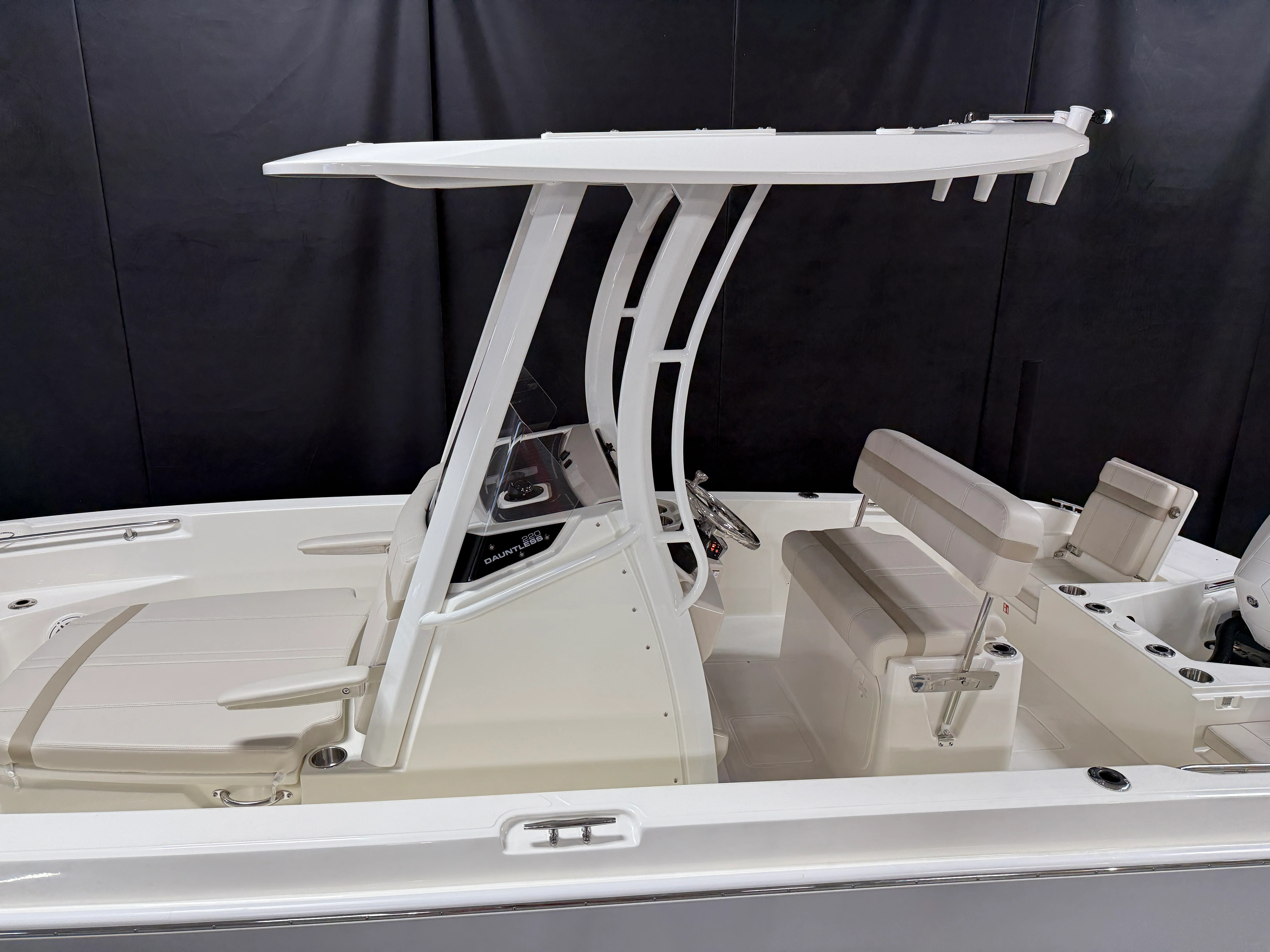 2026 Boston Whaler 220 Dauntless Image Thumbnail #4