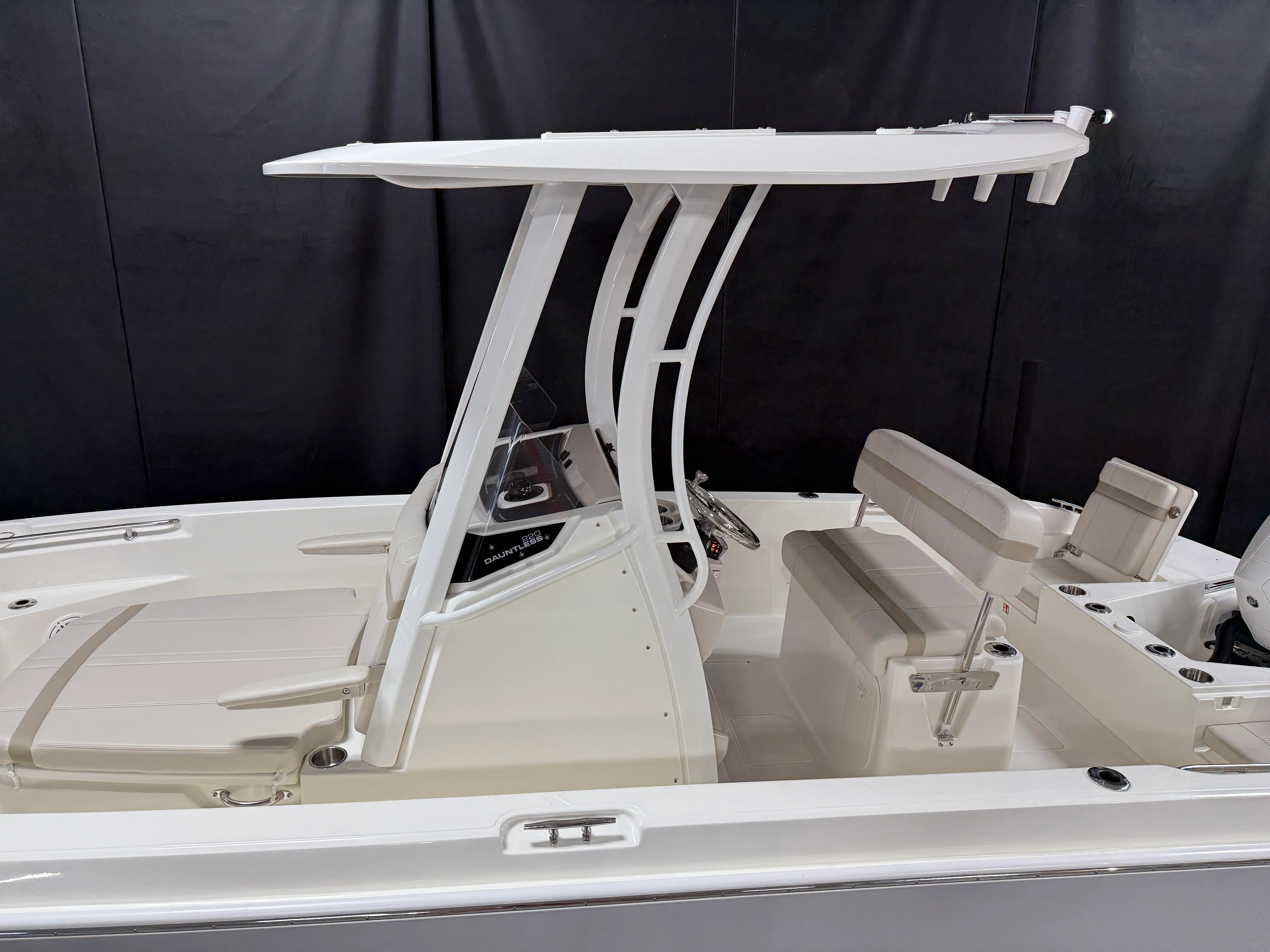 2026 Boston Whaler 220 Dauntless Image Thumbnail #4