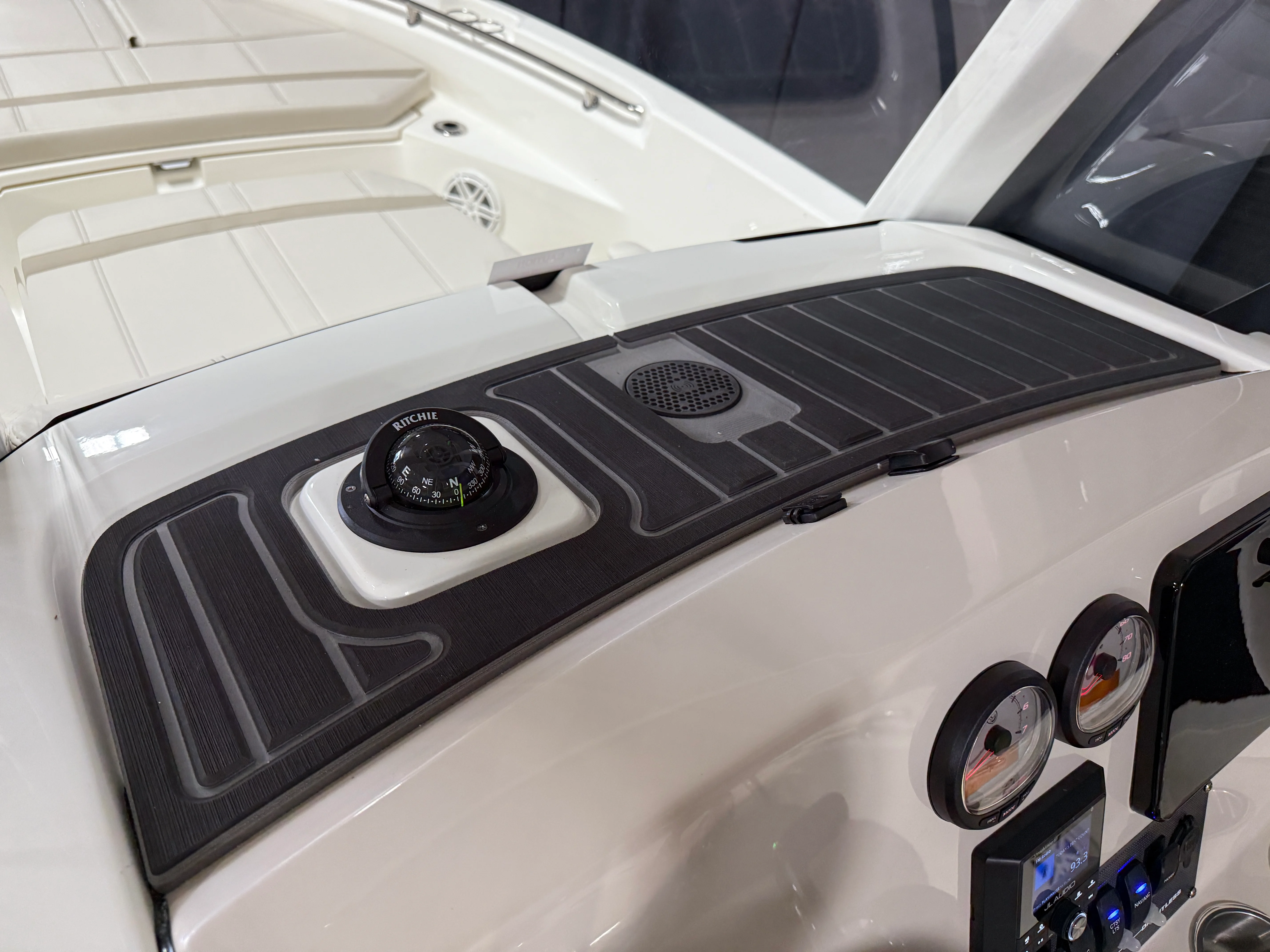 2026 Boston Whaler 220 Dauntless Image Thumbnail #41