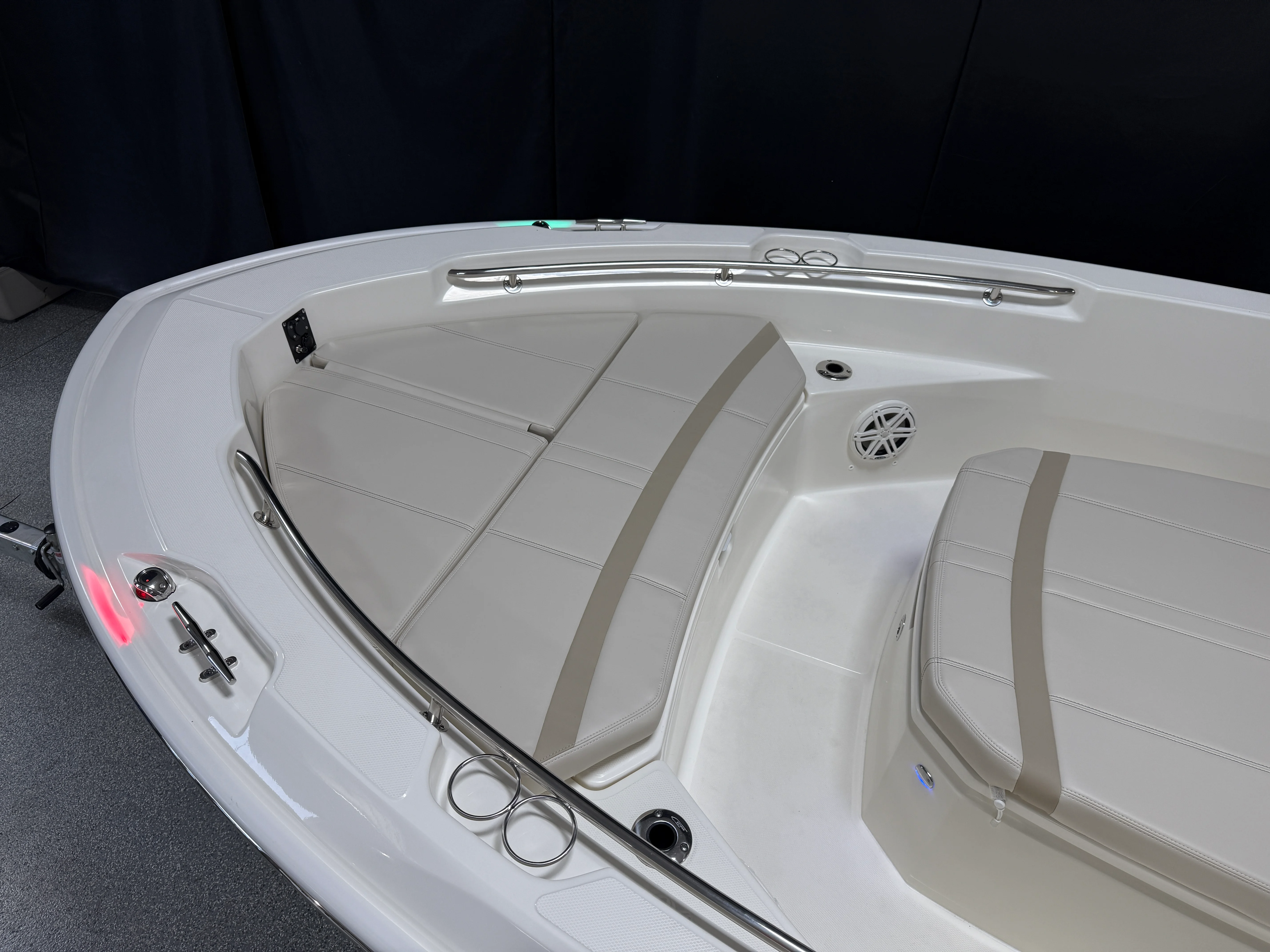 2026 Boston Whaler 220 Dauntless Image Thumbnail #12