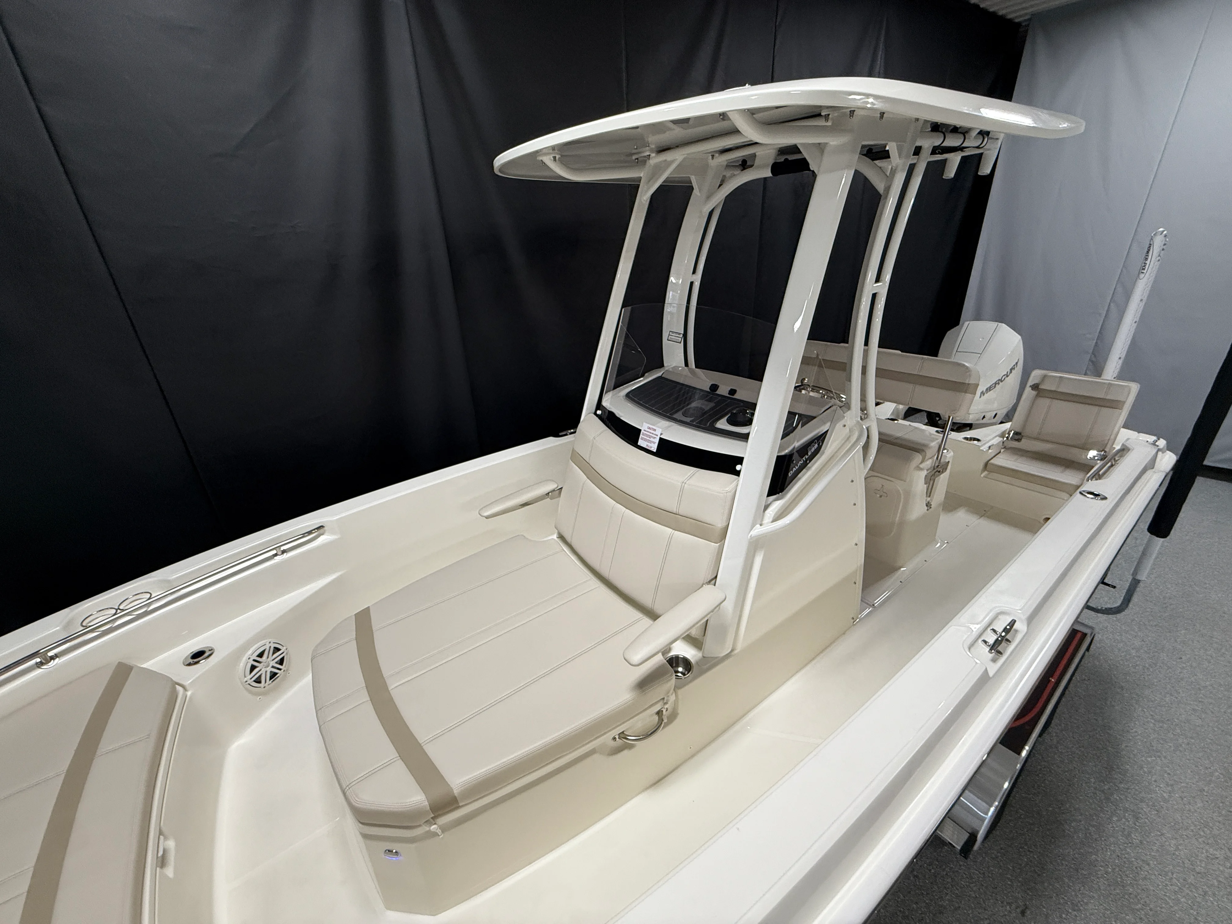 2026 Boston Whaler 220 Dauntless Image Thumbnail #11