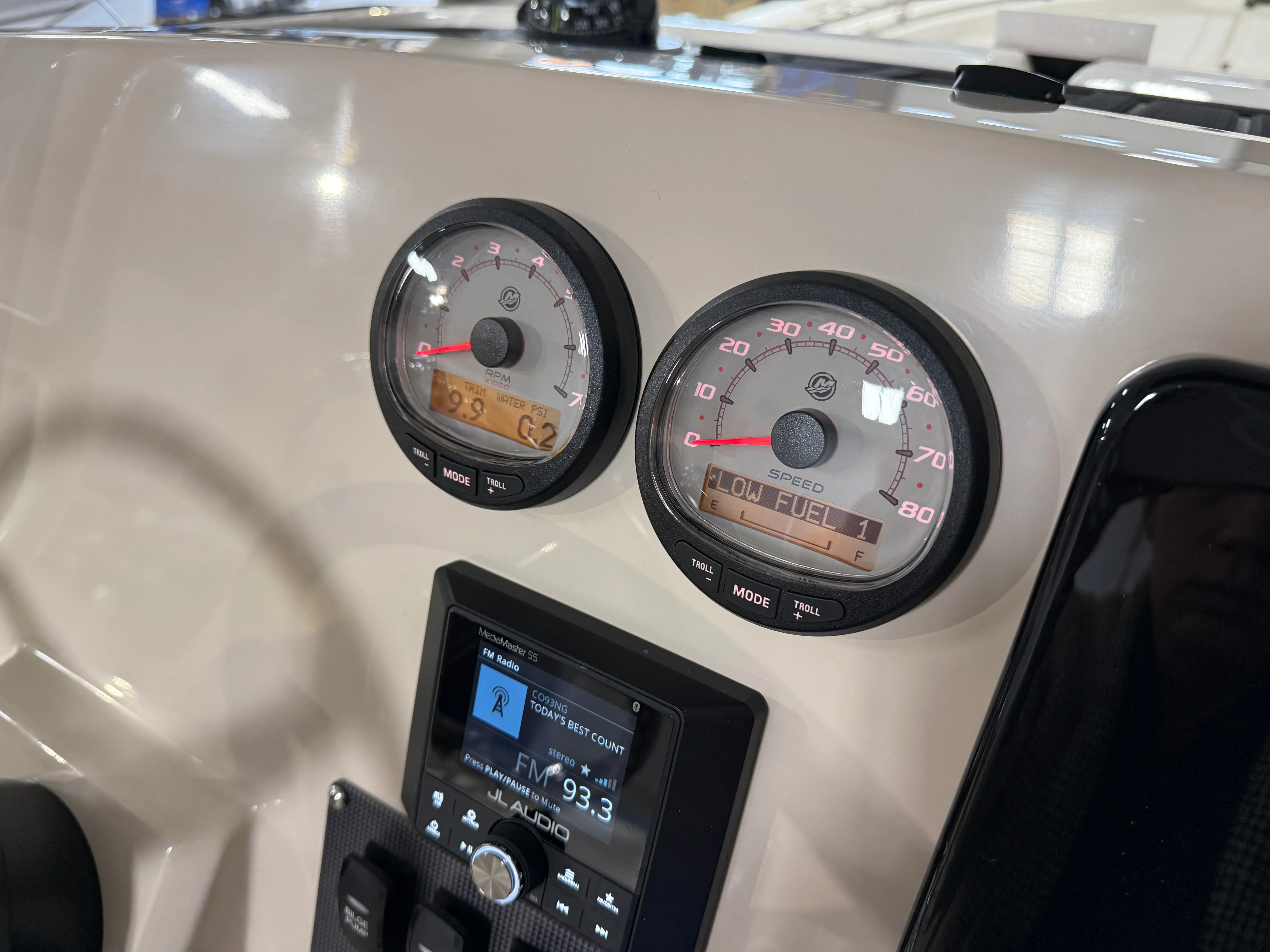 2026 Boston Whaler 220 Dauntless Image Thumbnail #38