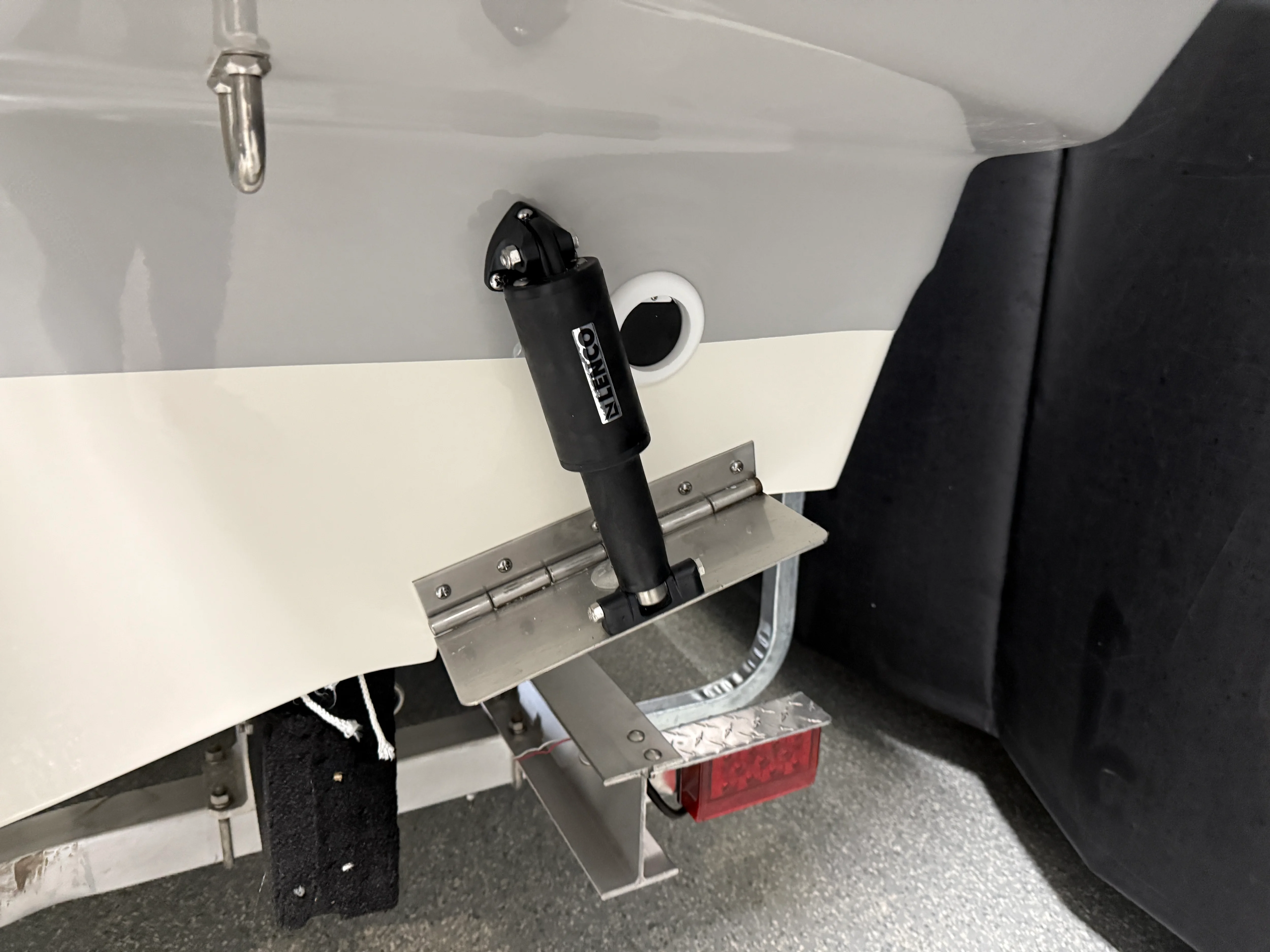 2026 Boston Whaler 220 Dauntless Image Thumbnail #16