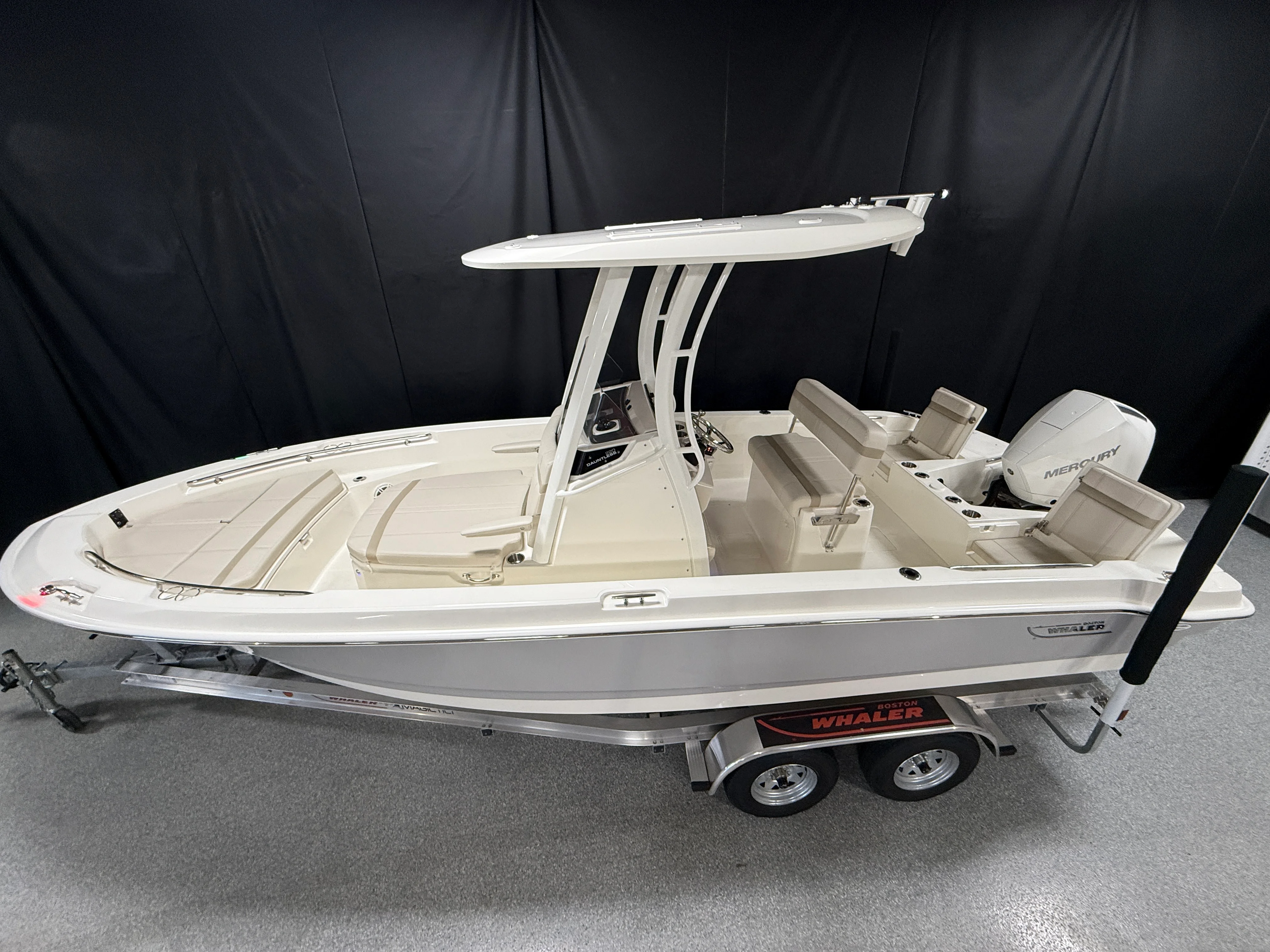 2026 Boston Whaler 220 Dauntless Image Thumbnail #1