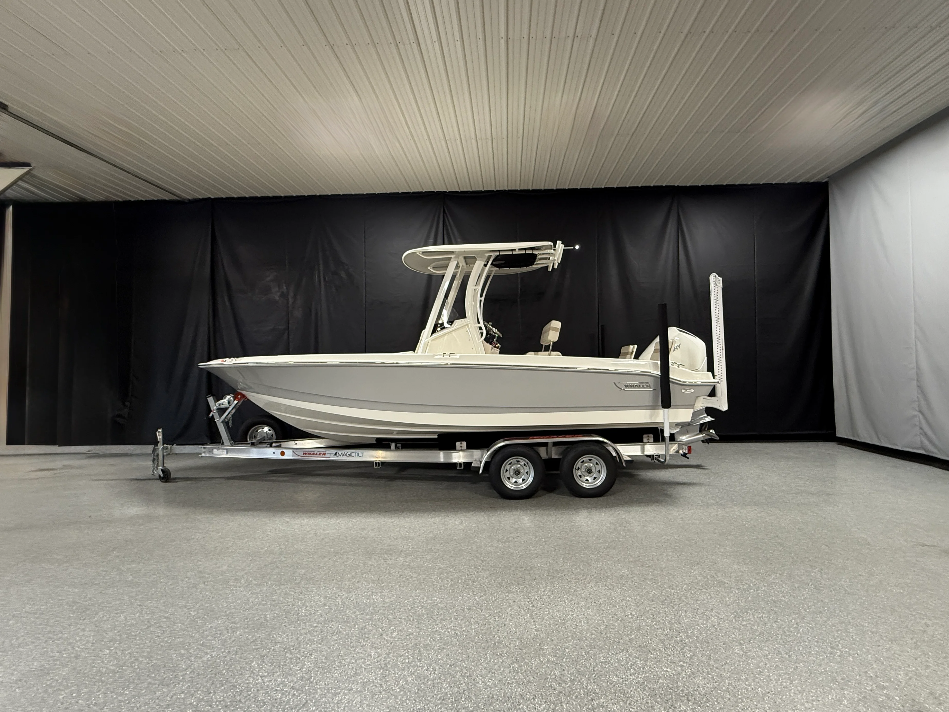 2026 Boston Whaler 220 Dauntless Image Thumbnail #0