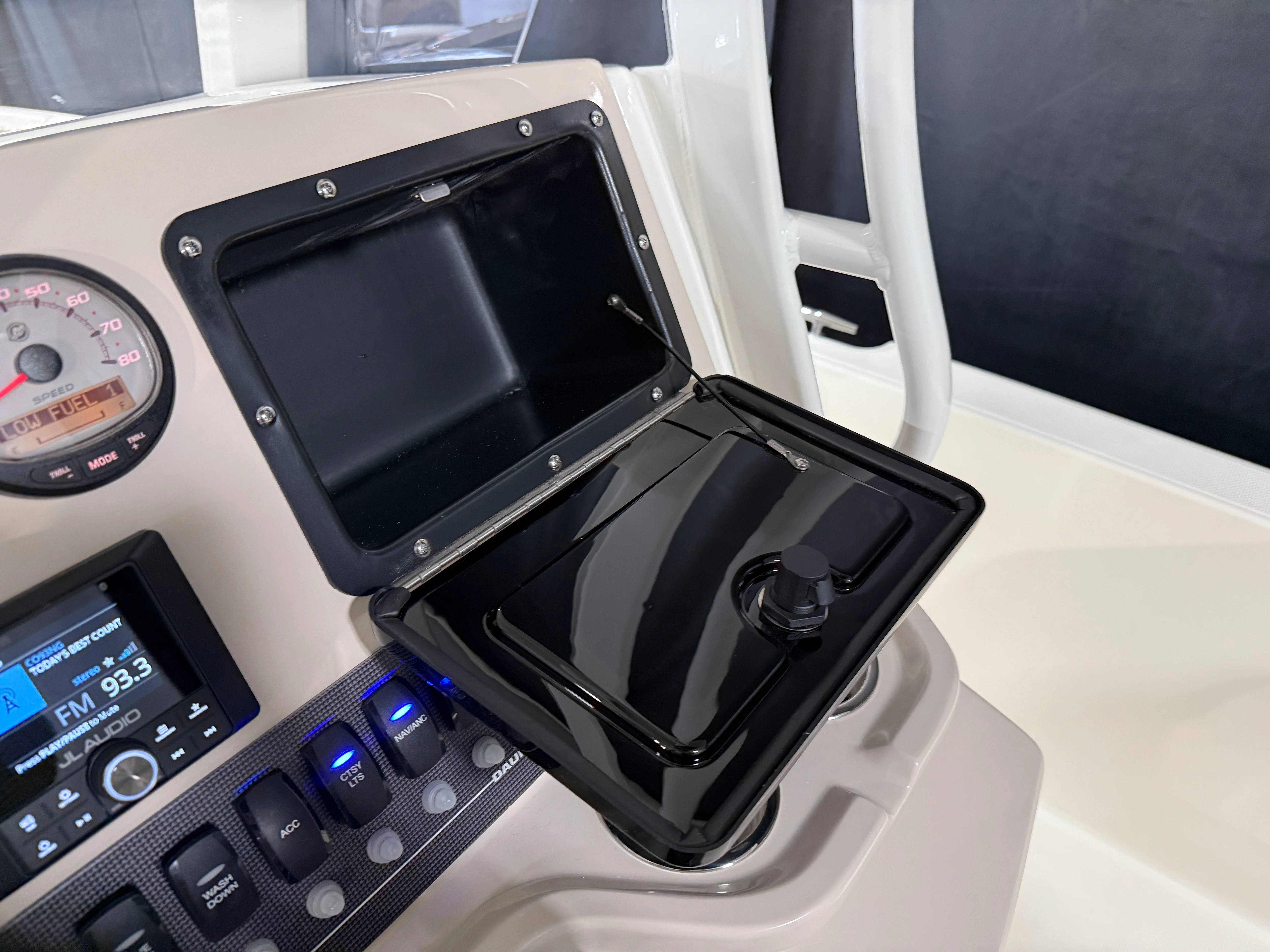 2026 Boston Whaler 220 Dauntless Image Thumbnail #40