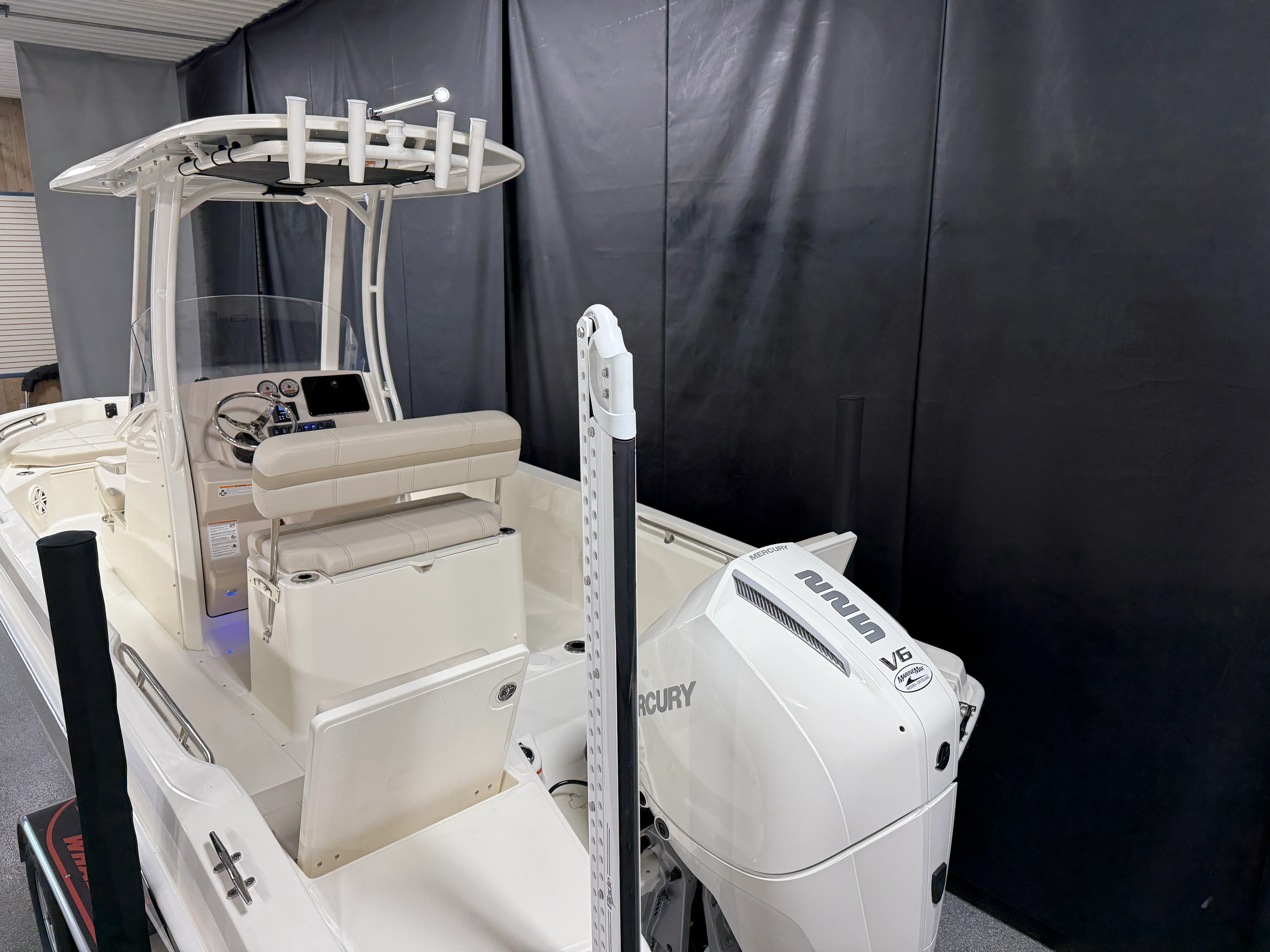 2026 Boston Whaler 220 Dauntless Image Thumbnail #6