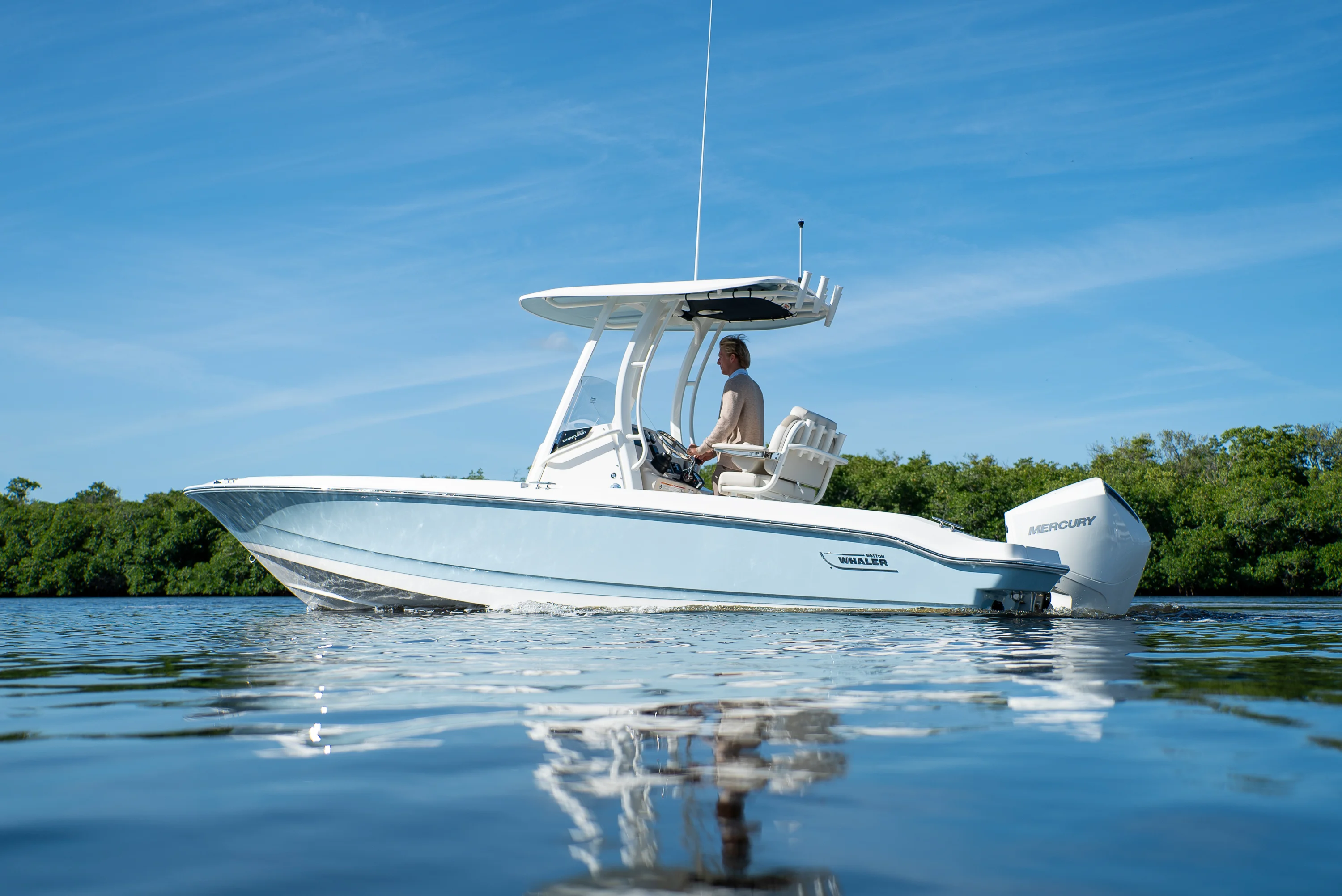 2026 Boston Whaler 220 Dauntless Image Thumbnail #1