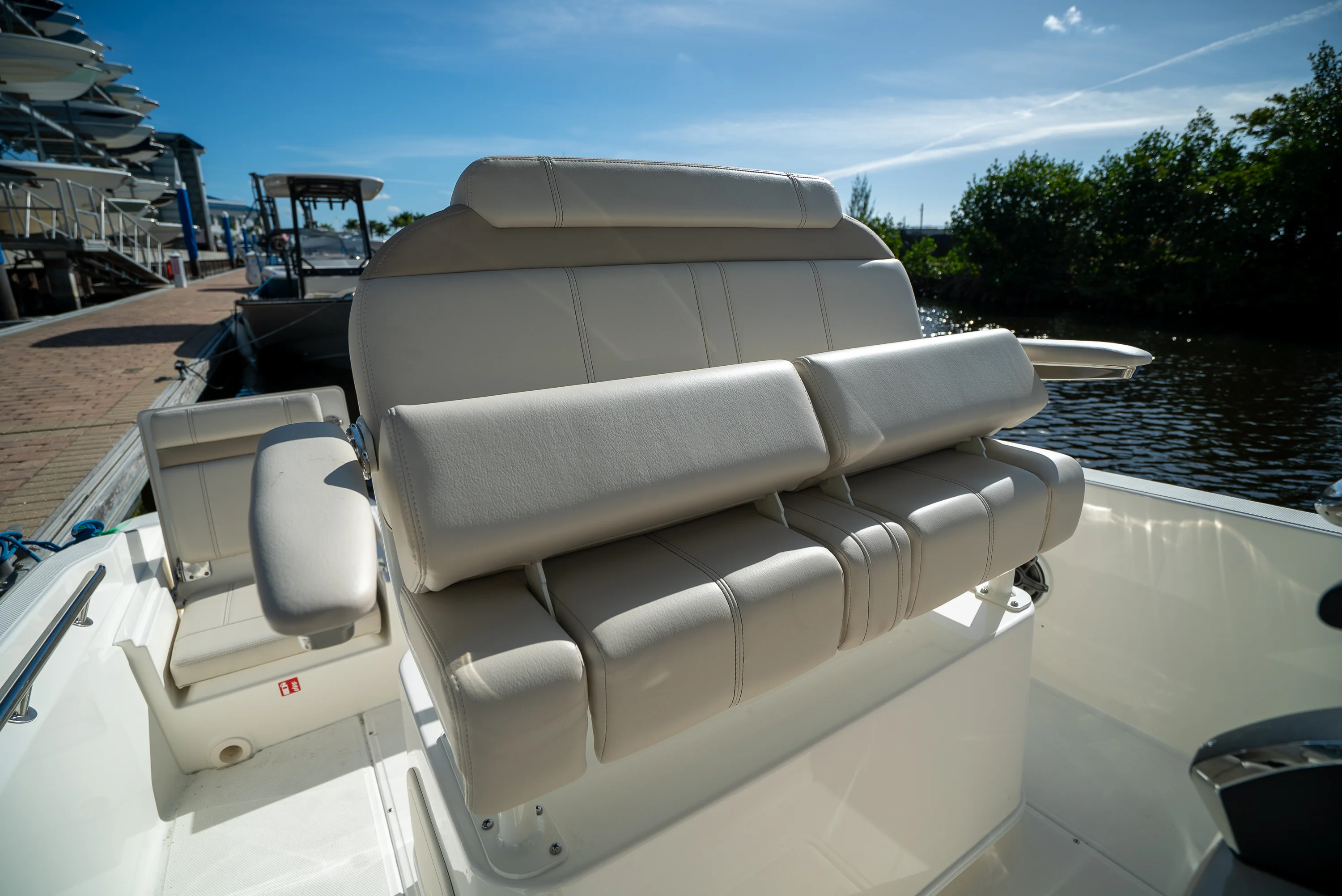 2026 Boston Whaler 220 Dauntless Image Thumbnail #8