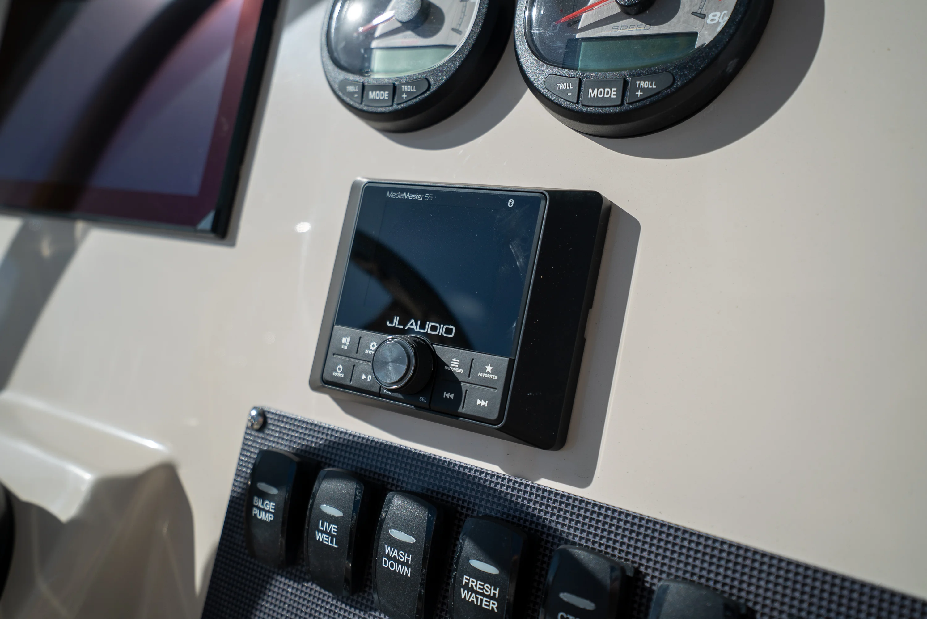 2026 Boston Whaler 220 Dauntless Image Thumbnail #10