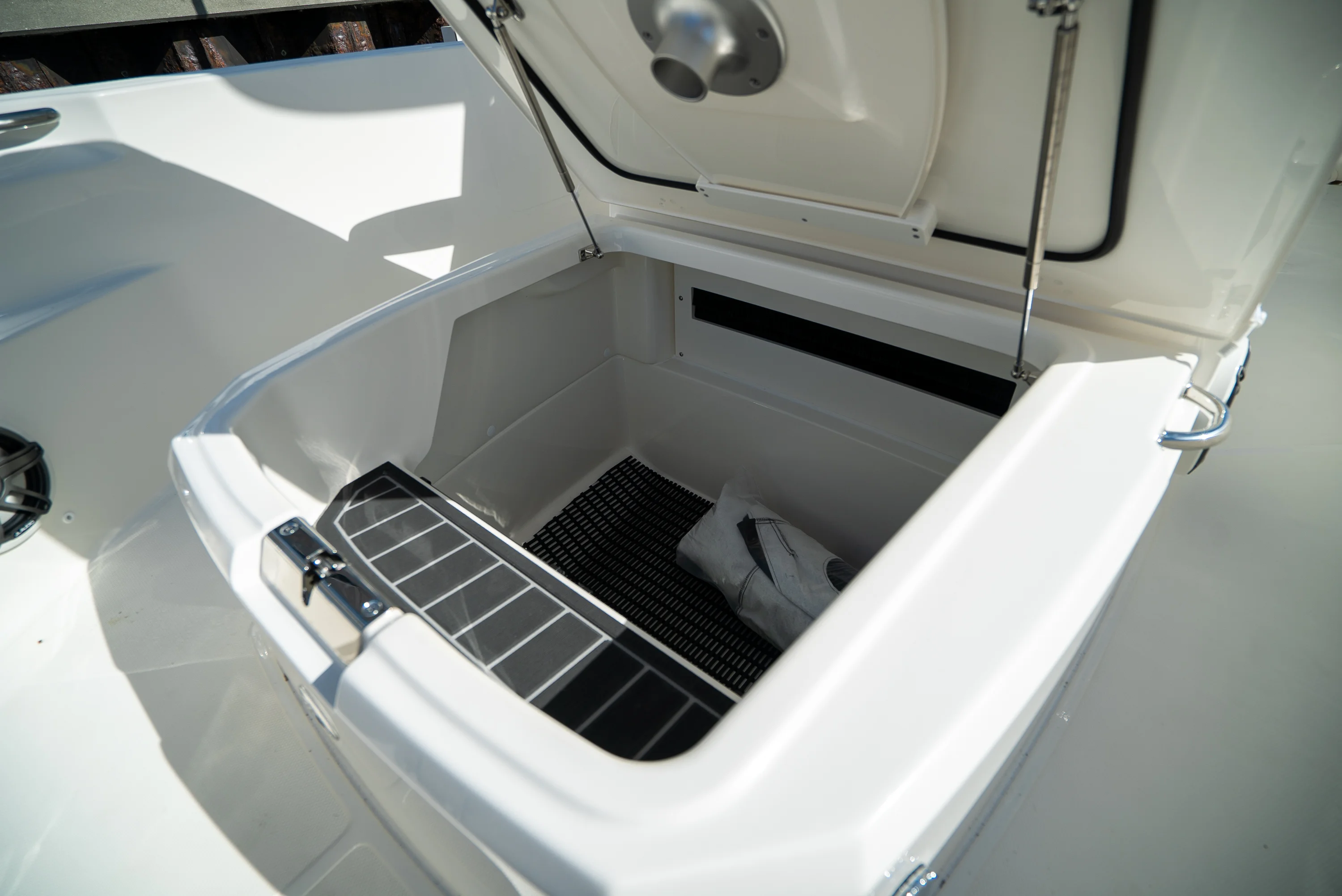 2026 Boston Whaler 220 Dauntless Image Thumbnail #15