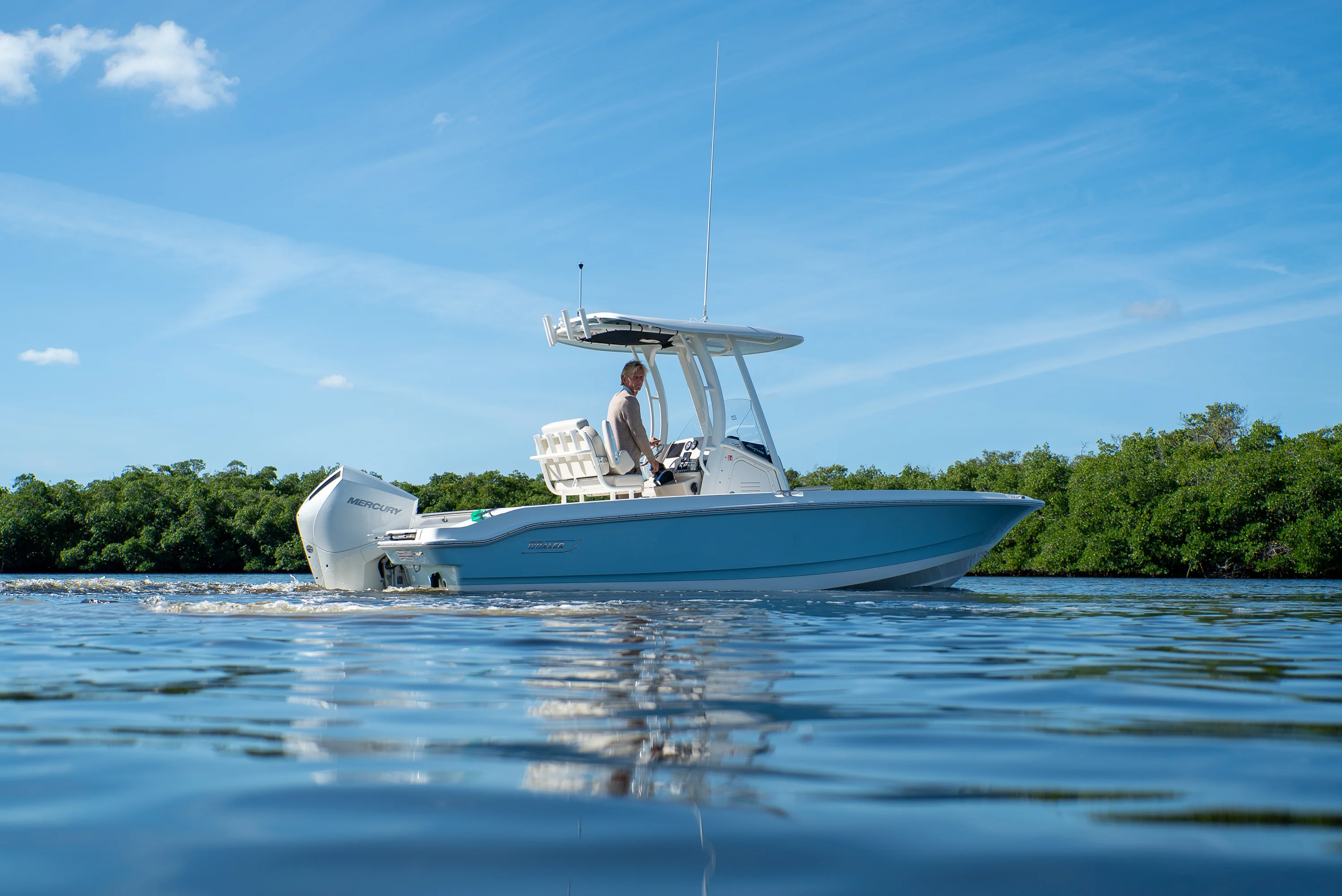 2026 Boston Whaler 220 Dauntless Image Thumbnail #3