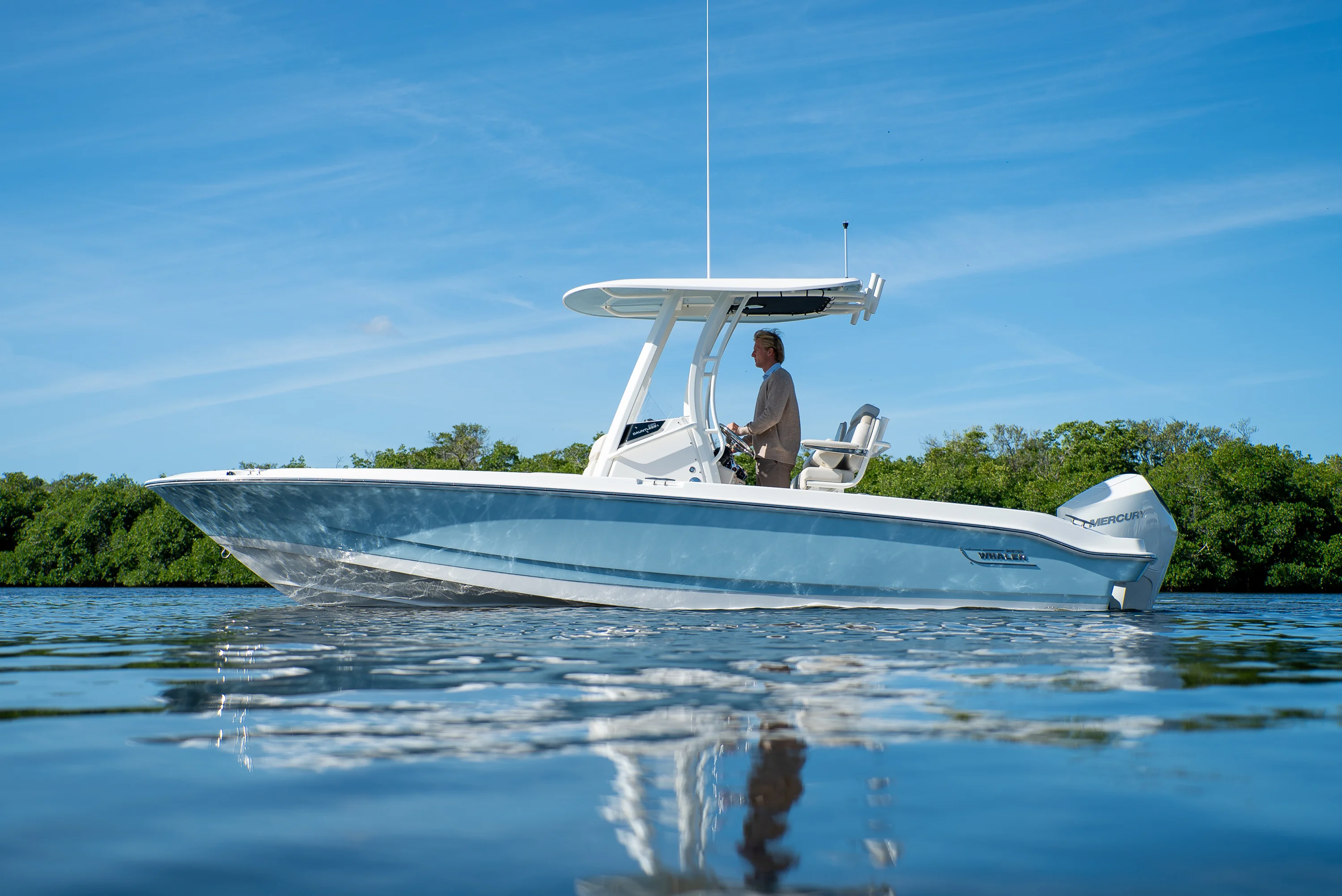 2026 Boston Whaler 220 Dauntless Image Thumbnail #2