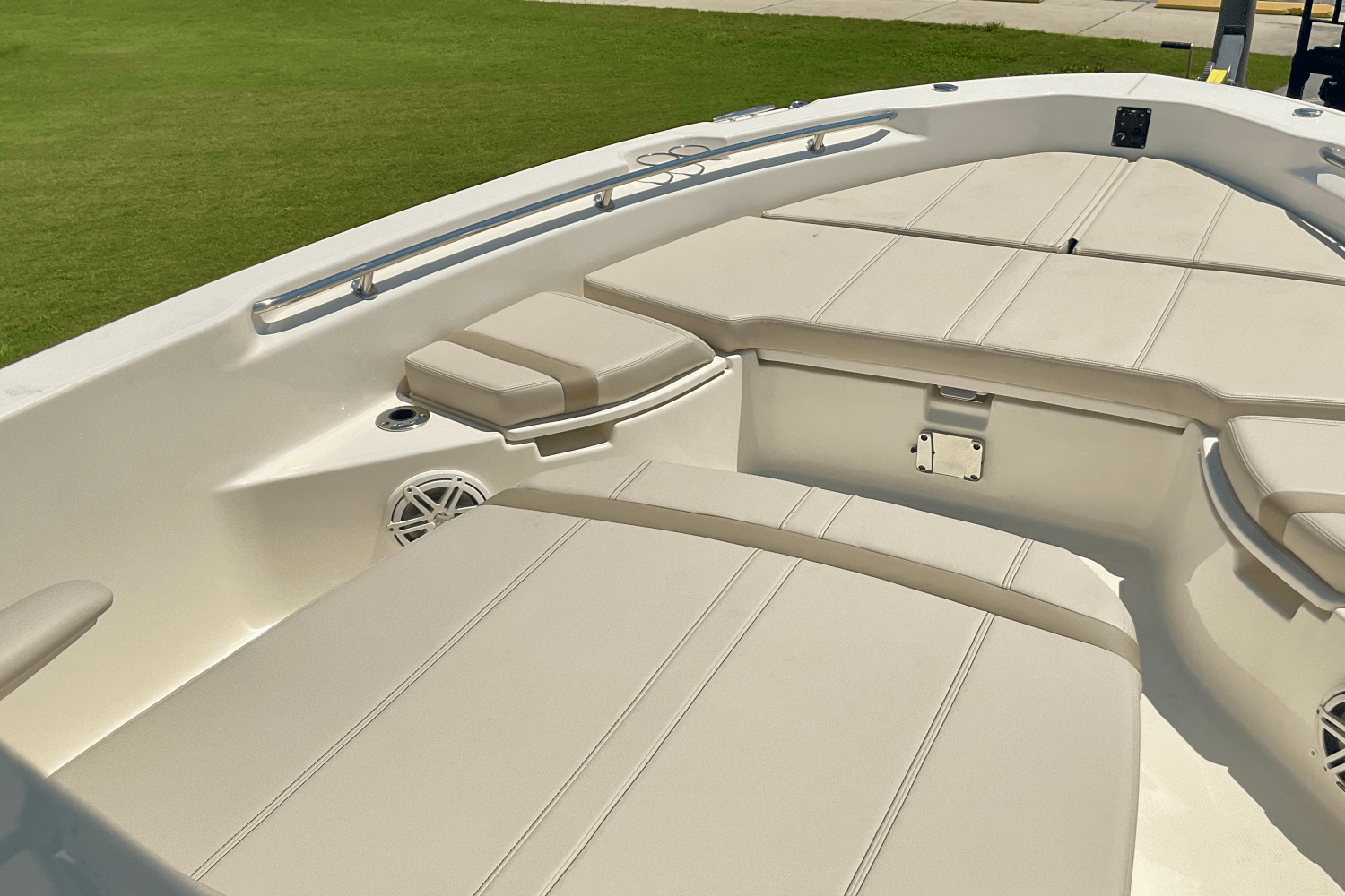 2026 Boston Whaler 250 Dauntless Image Thumbnail #21